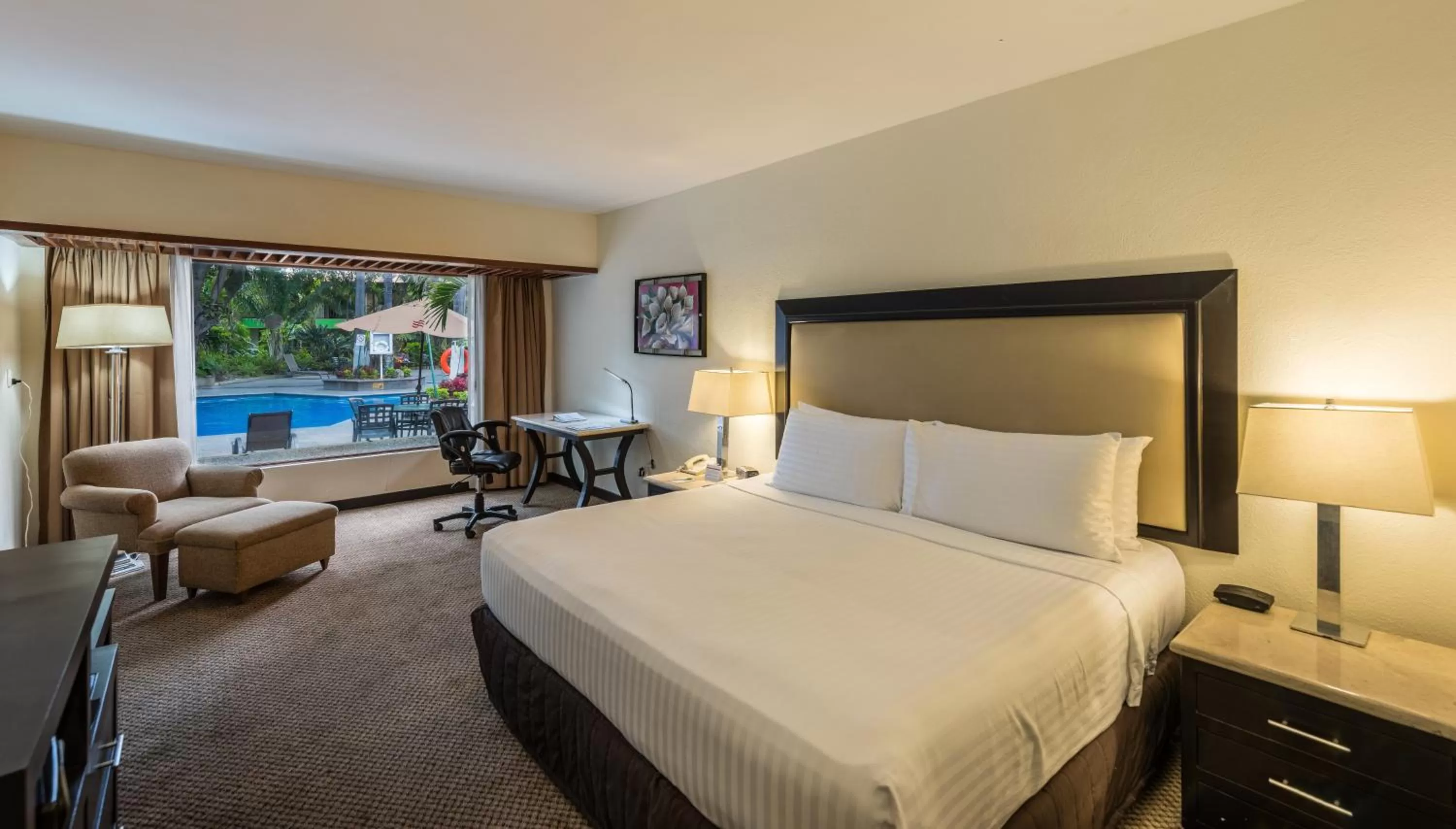 Photo of the whole room, Bed in Holiday Inn Guadalajara Expo Plaza del Sol by IHG