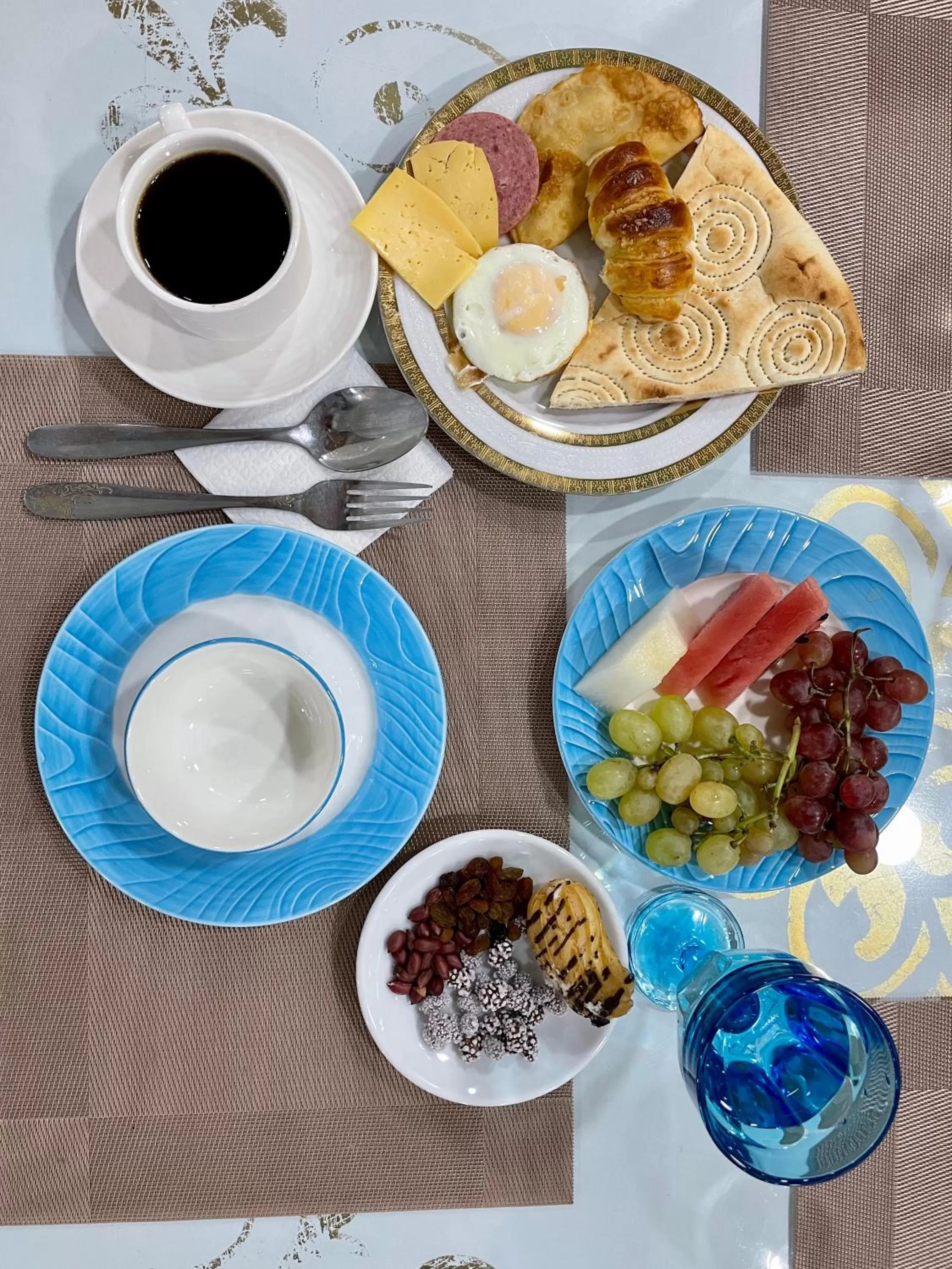 Restaurant/places to eat in New Minor Hotel