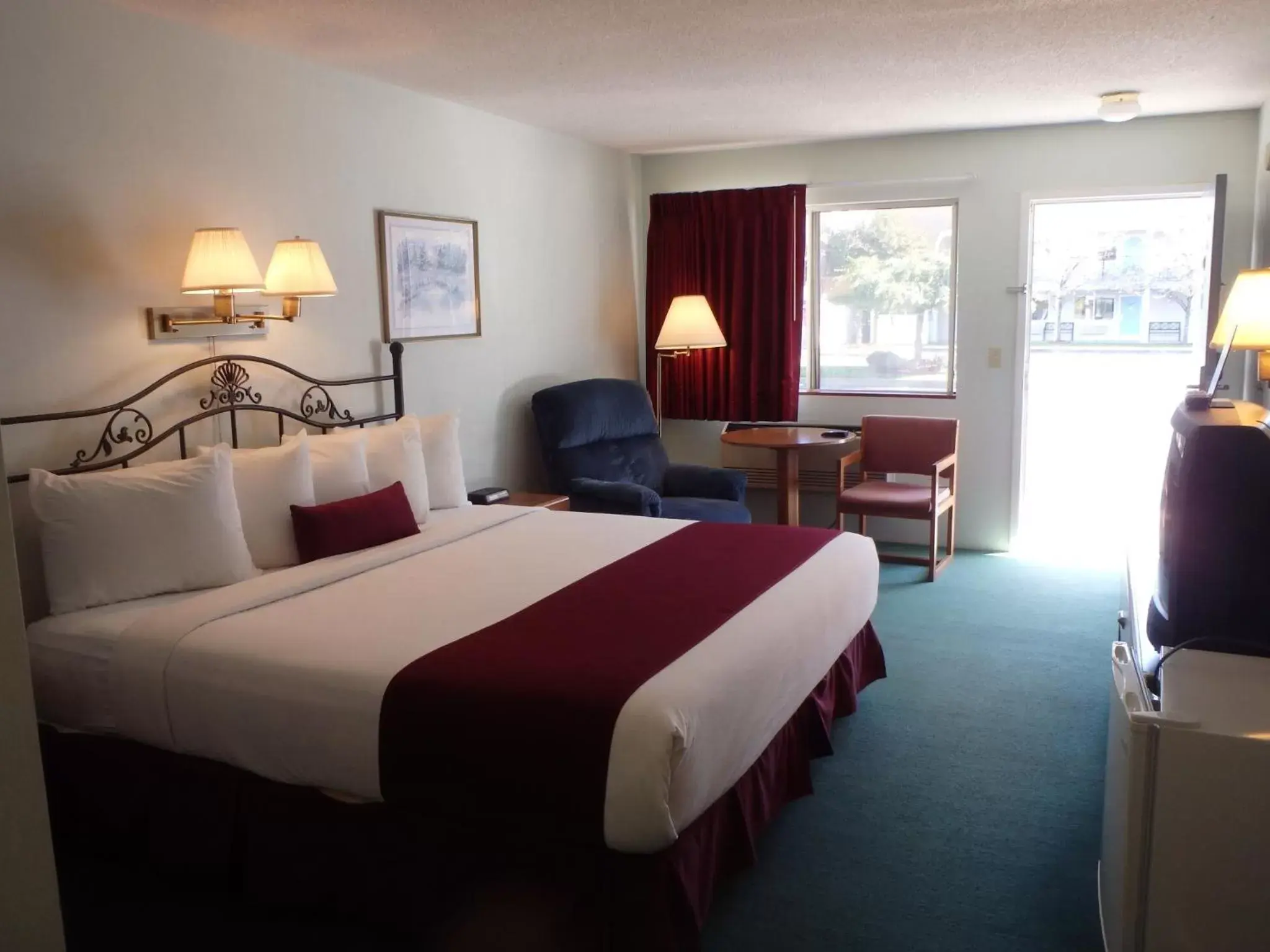 Photo of the whole room in Americas Best Value Inn St. Ignace