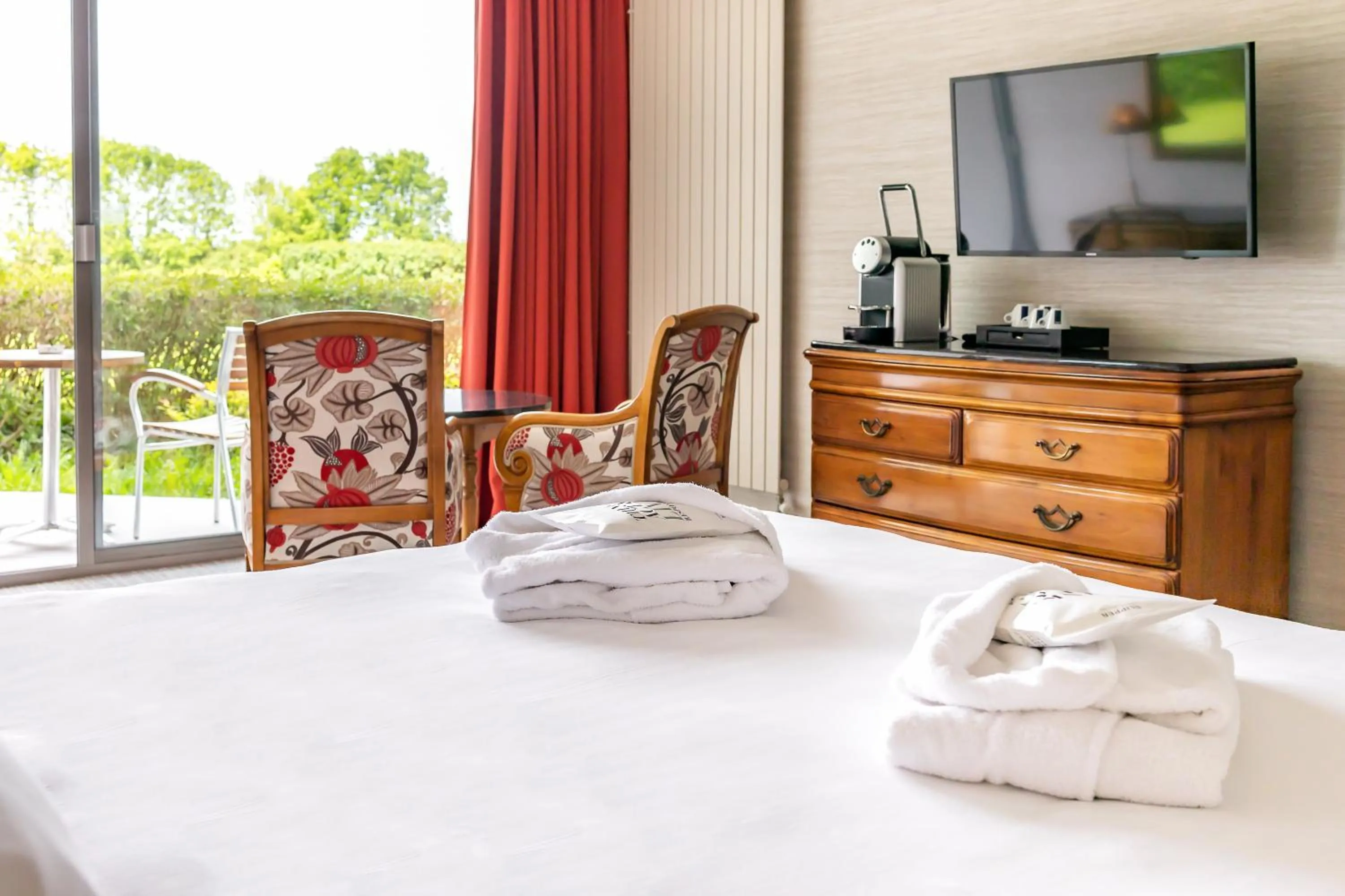 TV and multimedia, Bed in Le Relais Saint Michel