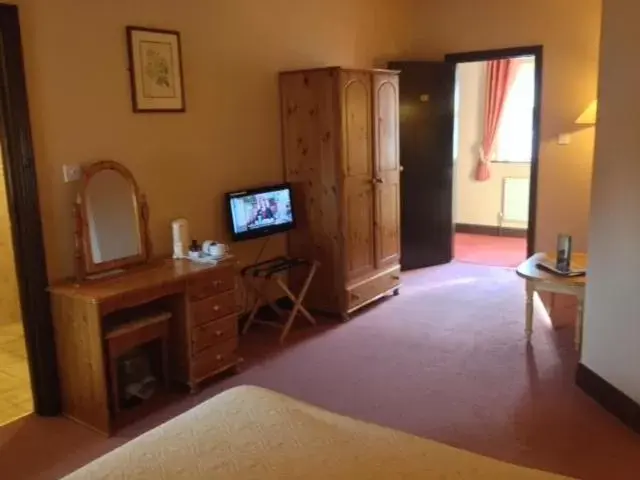 Day, TV/Entertainment Center in The Yeats County Inn Hotel