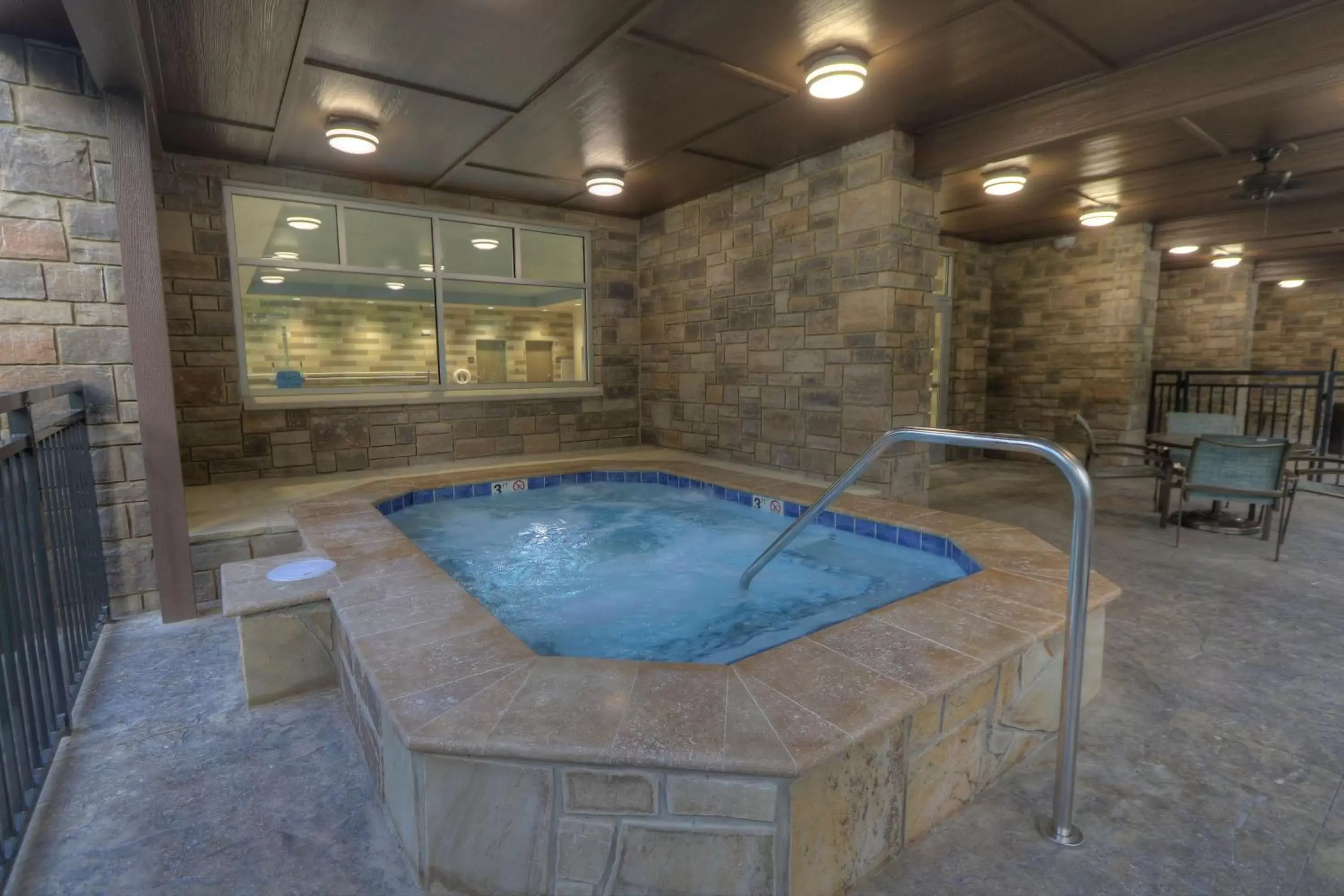 Property building, Swimming Pool in Hampton Inn Gatlinburg Historic Nature Trail, Tn