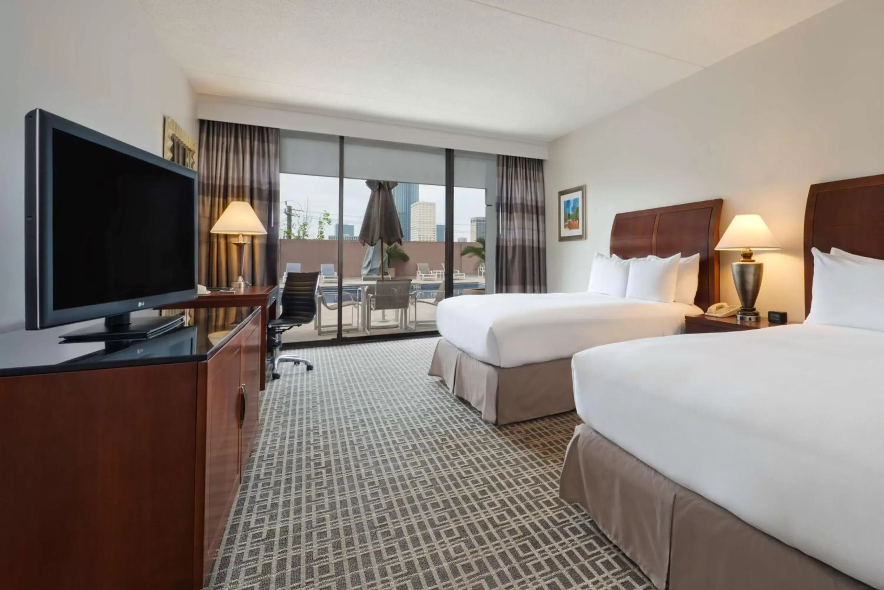 Bed, TV/Entertainment Center in Hilton Houston Post Oak by the Galleria