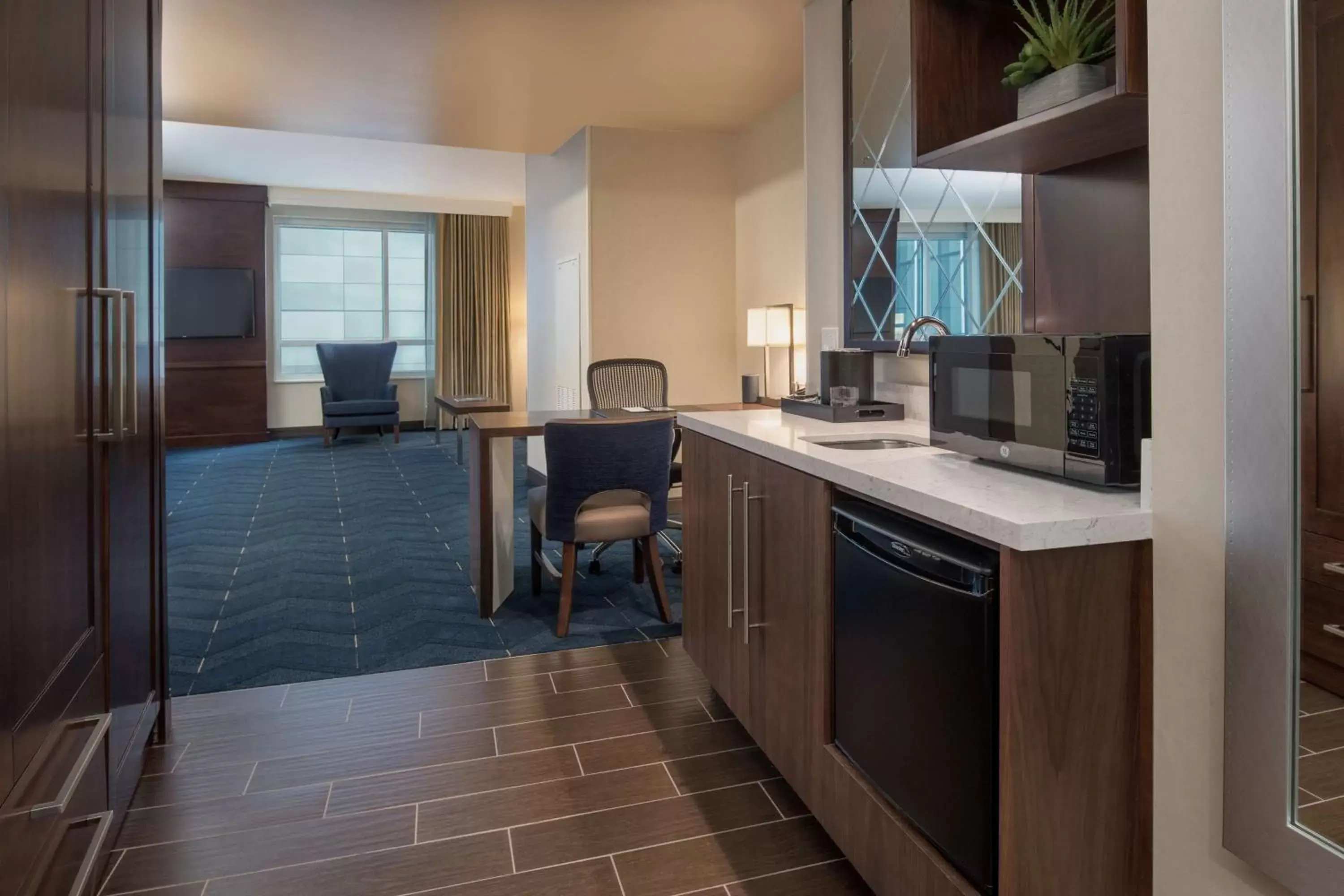 Photo of the whole room, Kitchen/Kitchenette in Embassy Suites By Hilton Seattle Downtown Pioneer Square