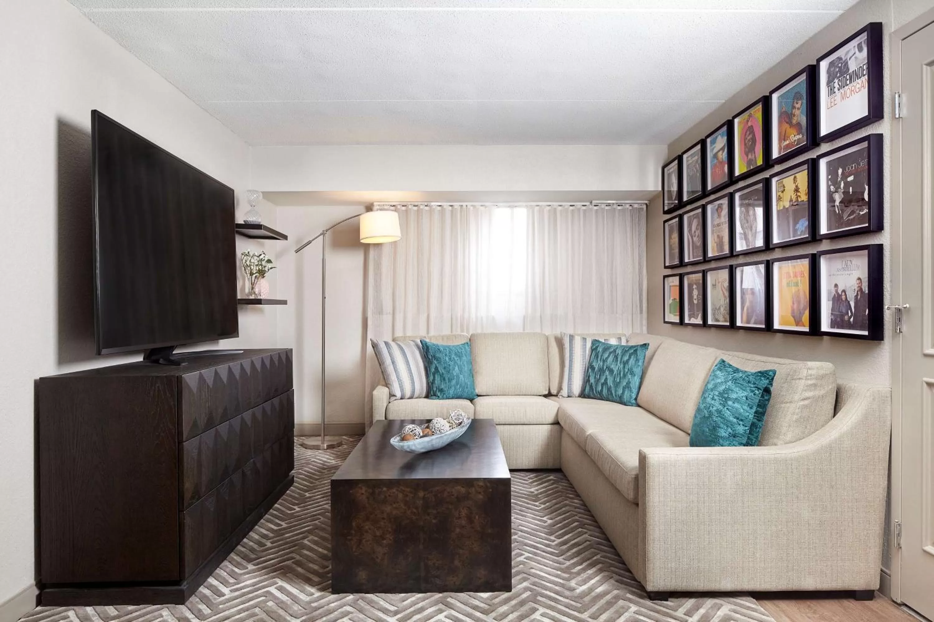 Living room in DoubleTree Suites by Hilton Nashville Airport