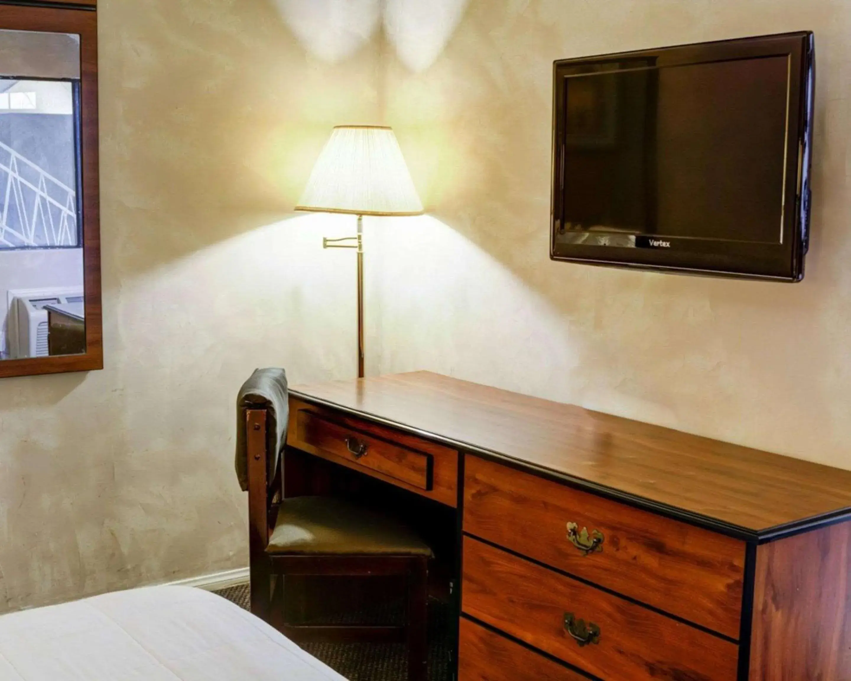 Photo of the whole room in Rodeway Inn near Venice Beach Photo of the whole room in Rodeway Inn near Venice Beach