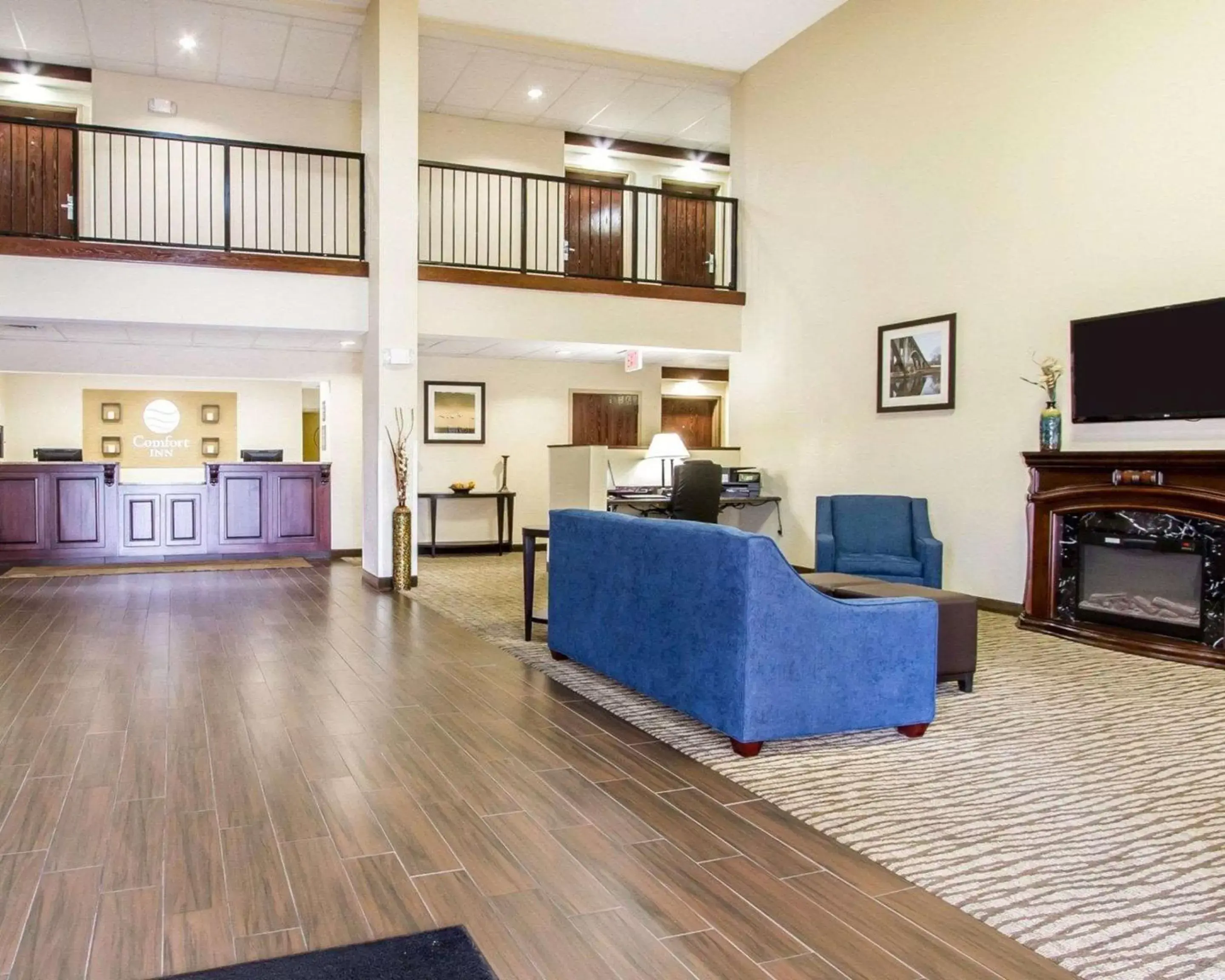 Lobby or reception, Seating Area in Comfort Inn Poplar Bluff North