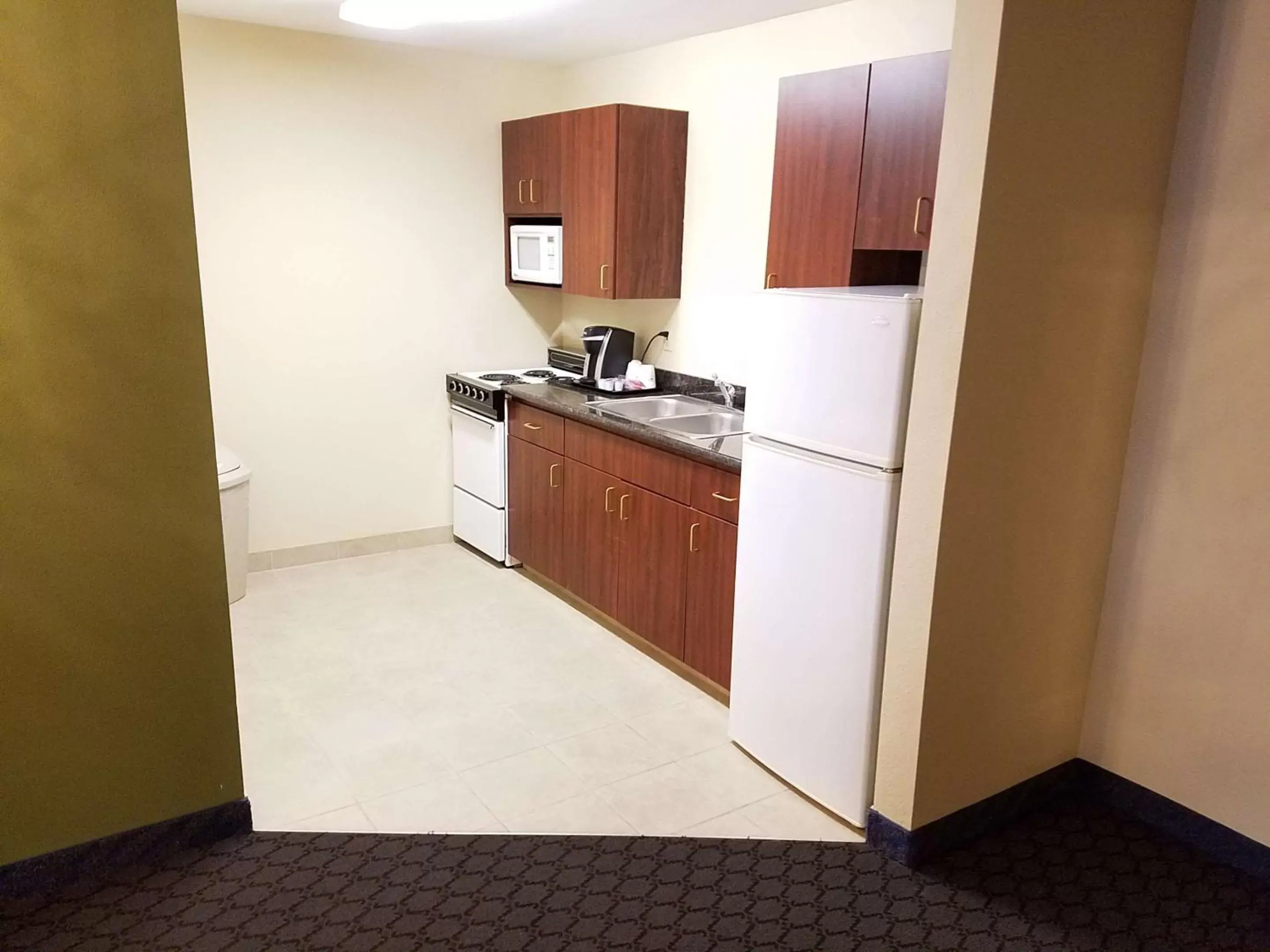 Photo of the whole room, Kitchen/Kitchenette in Best Western Sky Valley Inn