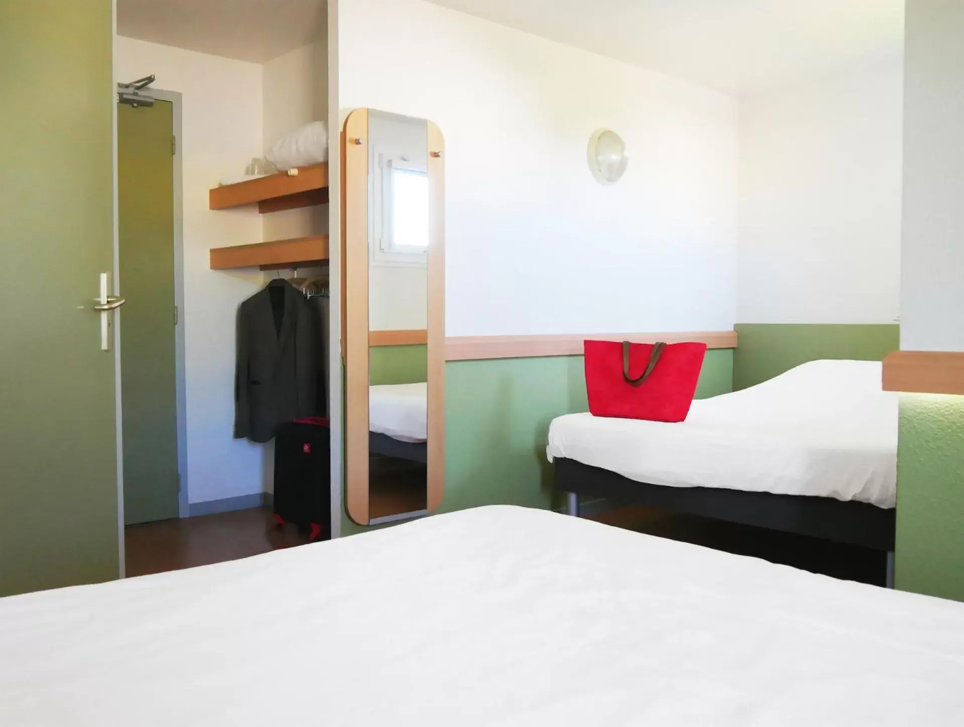 Photo of the whole room, Bed in ibis budget Lisieux