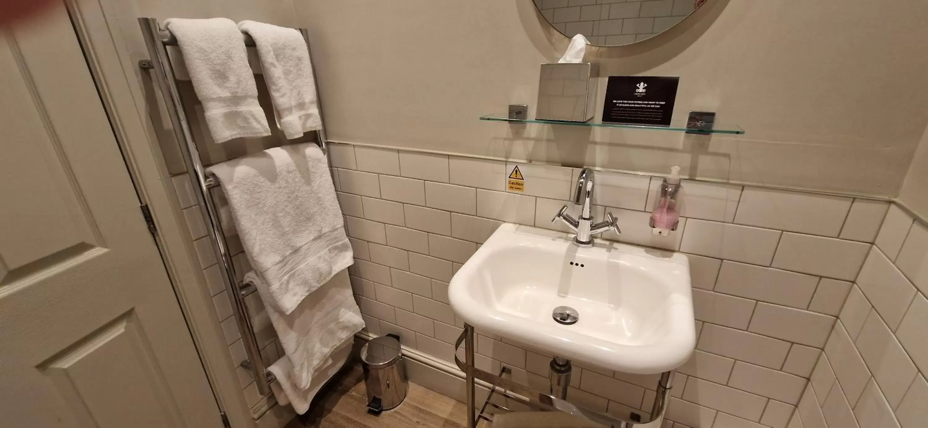 Bathroom in The Cross-Keys Hotel