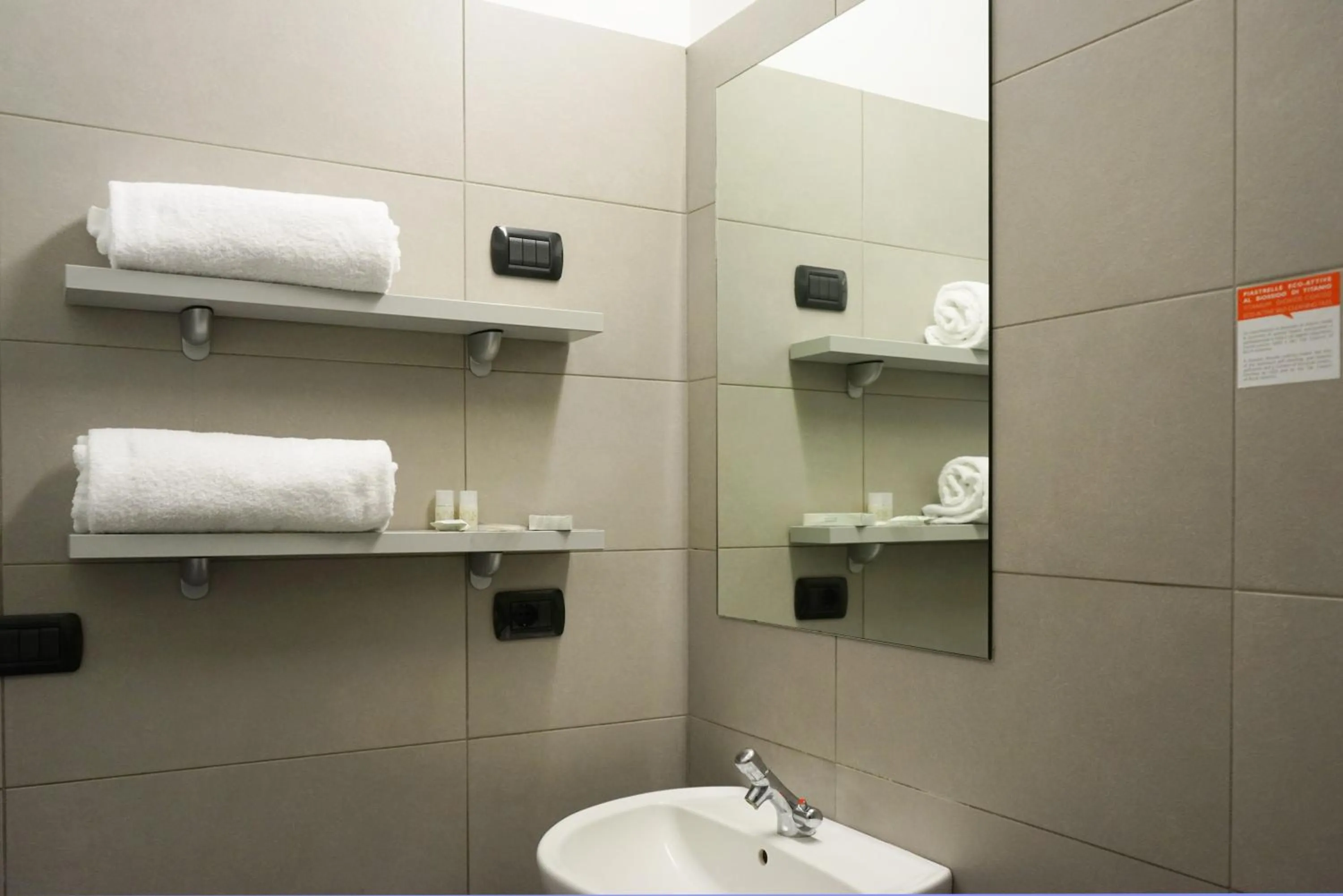 Bathroom in Hi! Ostello Milano