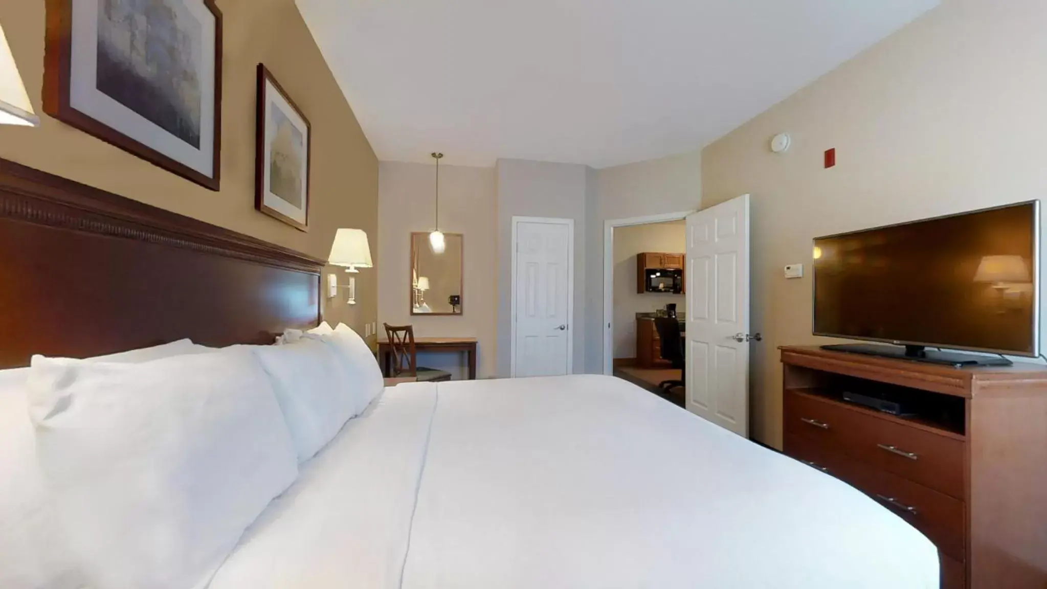 Photo of the whole room, Bed in Candlewood Suites Slidell Northshore, an IHG Hotel