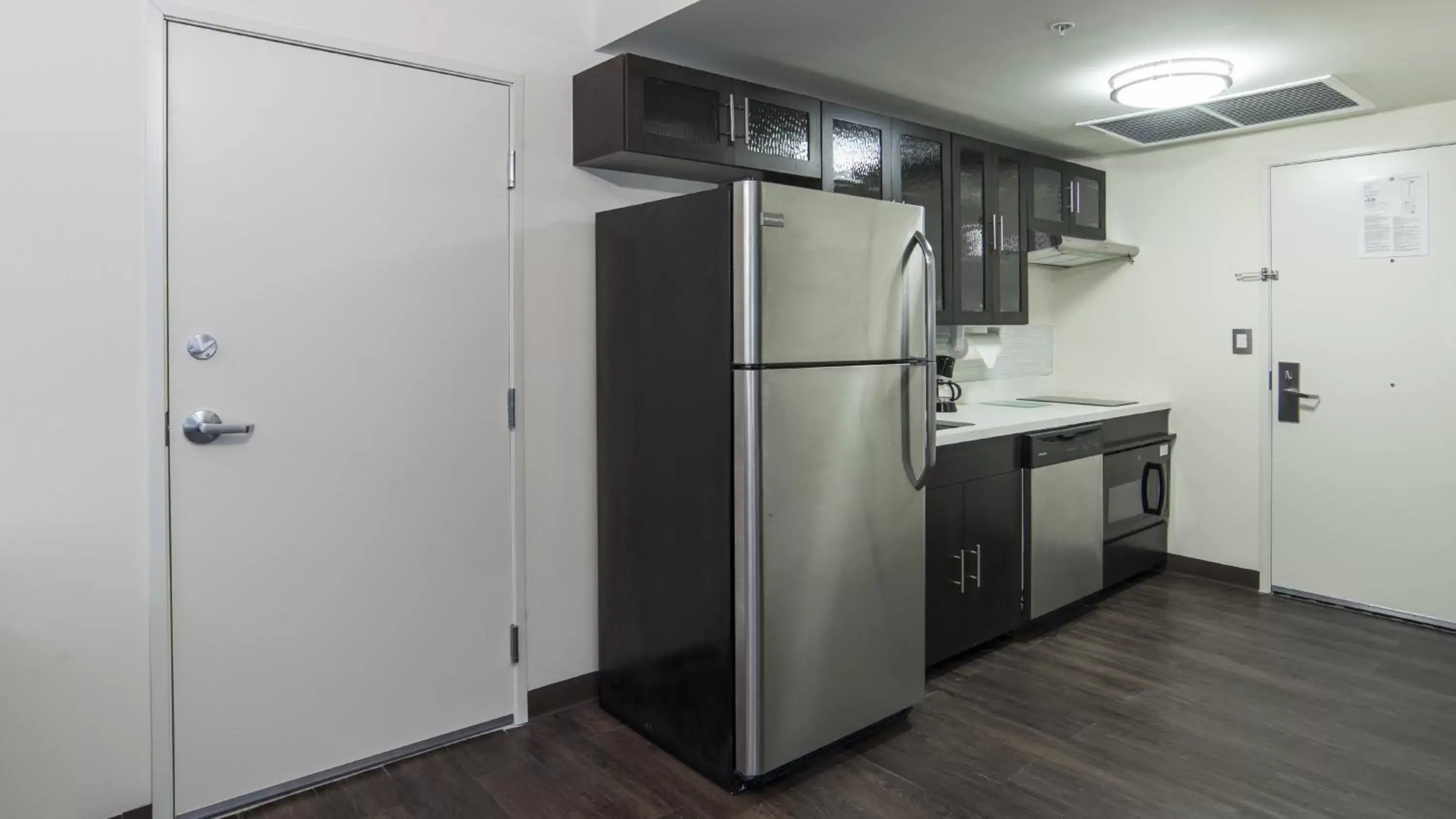 Photo of the whole room, Kitchen/Kitchenette in Candlewood Suites - Queretaro Juriquilla, an IHG Hotel