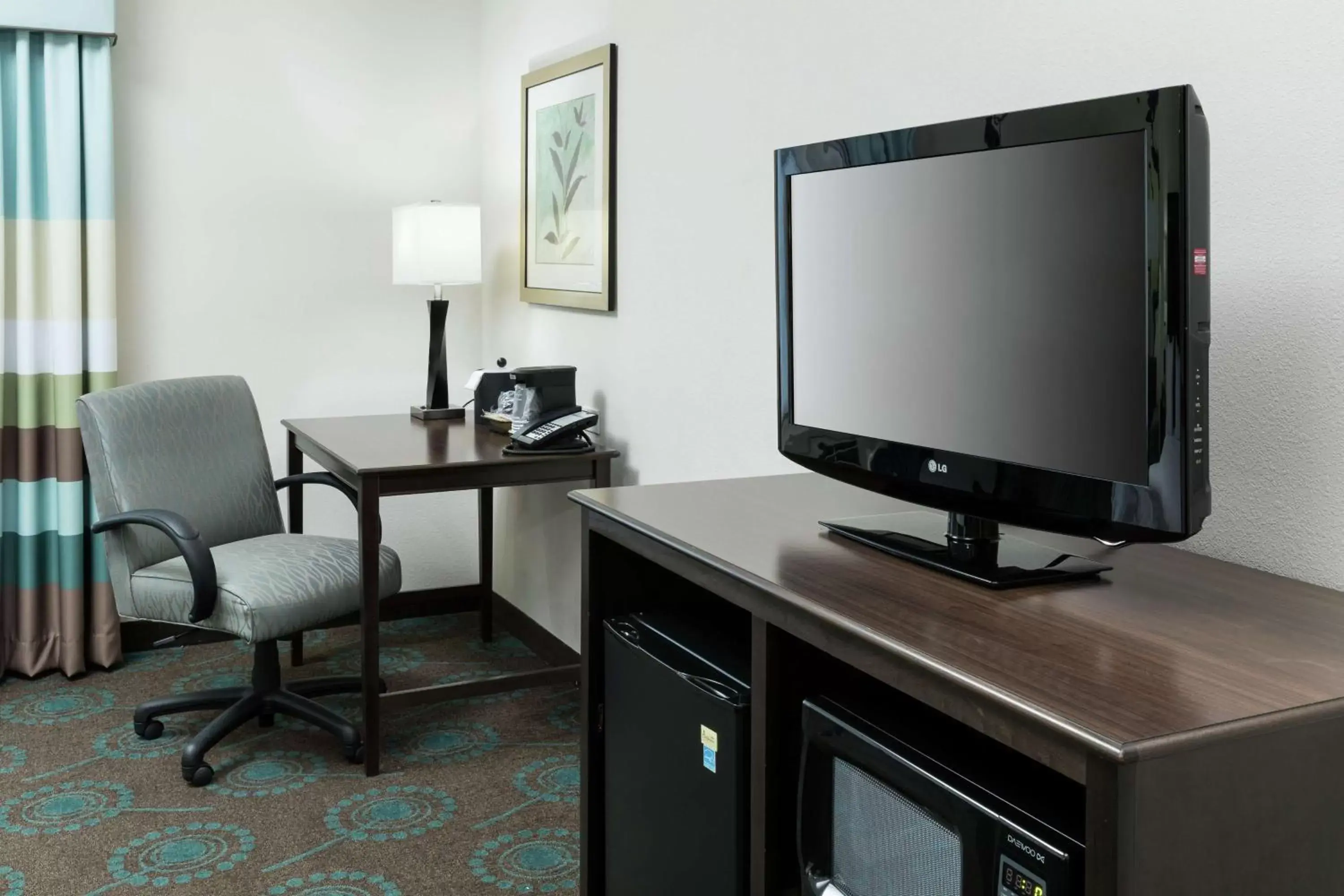 Bedroom, TV/Entertainment Center in Hampton Inn & Suites Huntsville Research Park Area