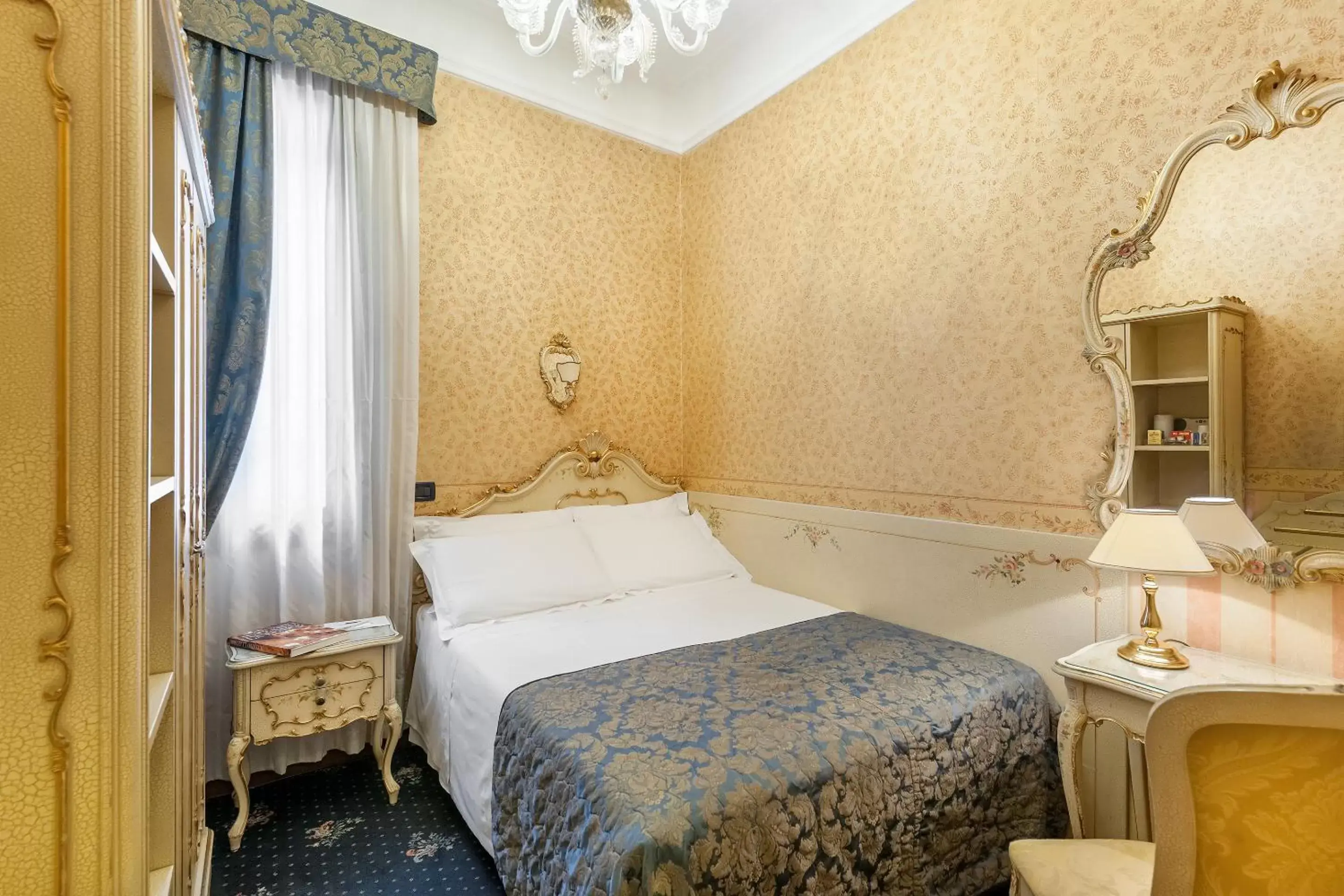 Photo of the whole room, Room Photo in Hotel Montecarlo