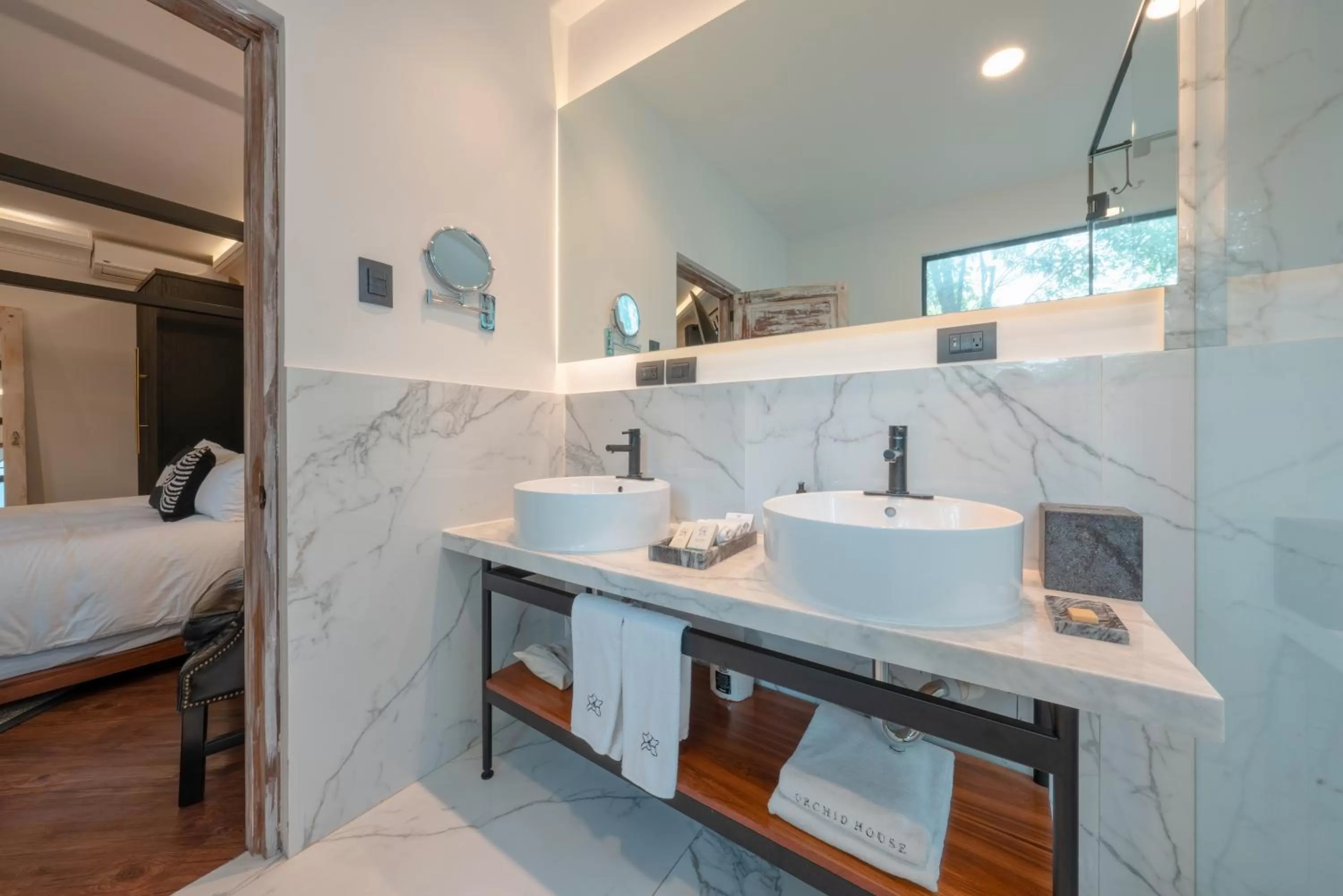 Bathroom, Bed in Orchid House Mexico City