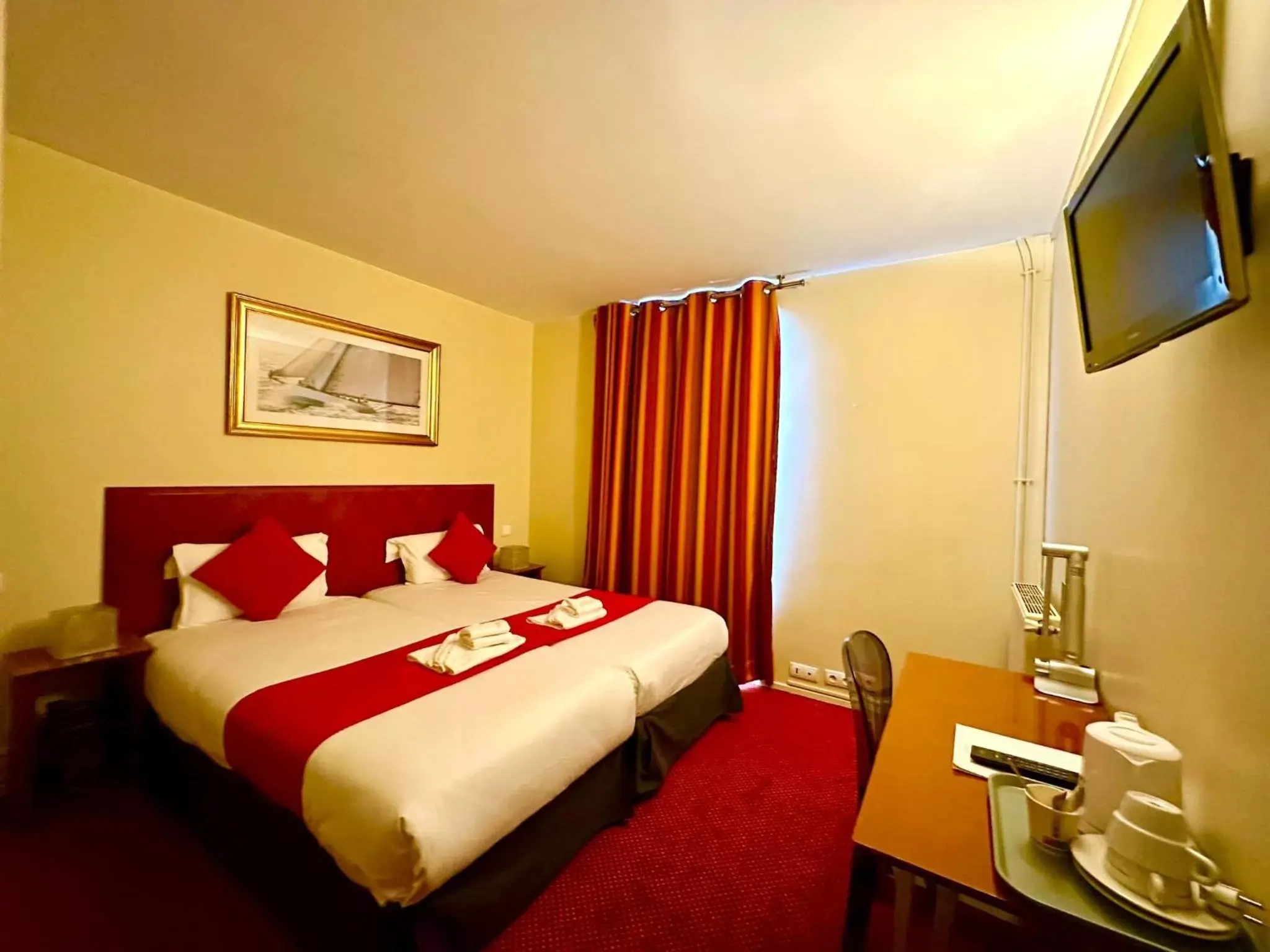 Bed in Hotel Bellevue Paris Montmartre