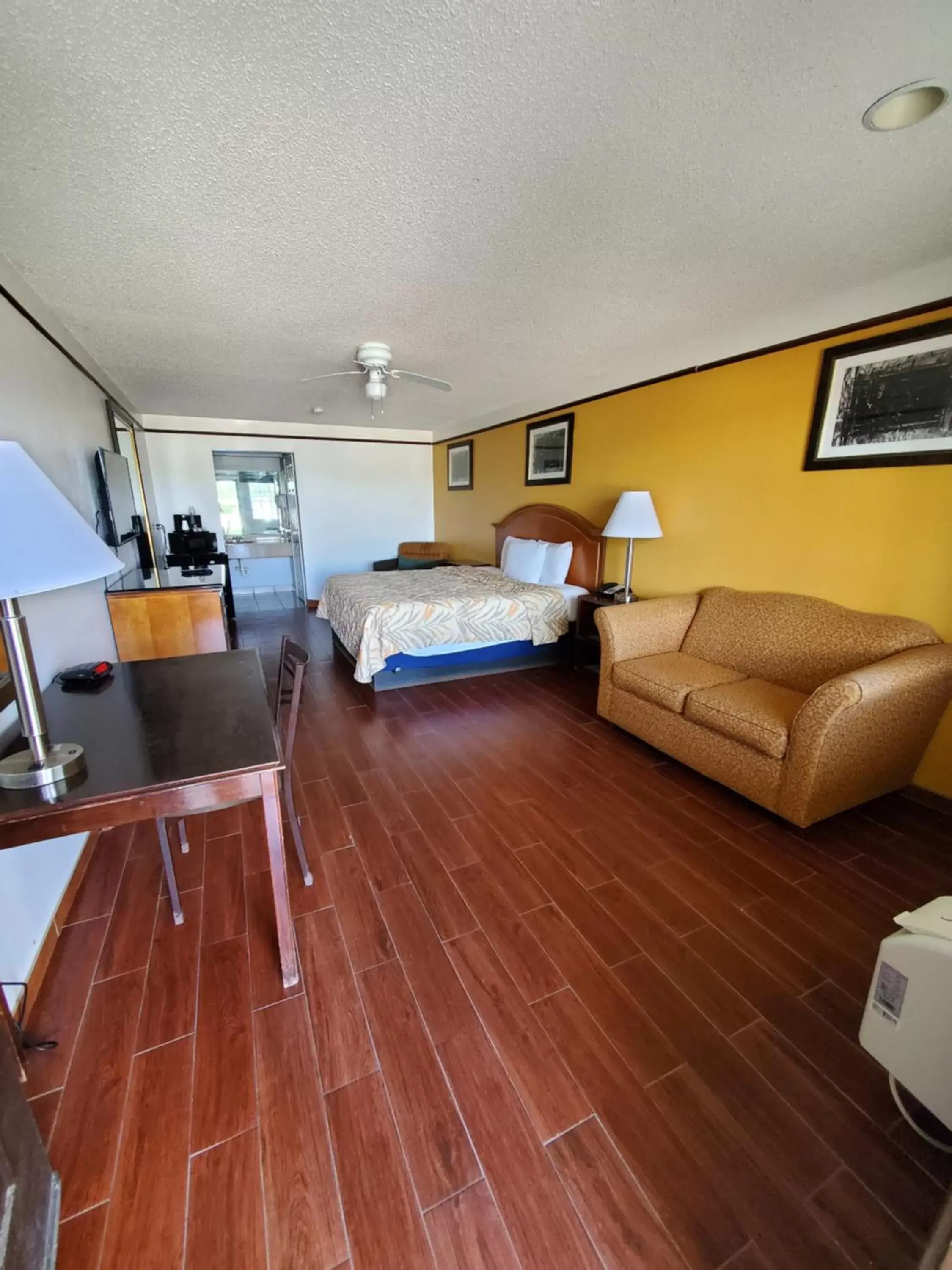 Standard Queen Room - single occupancy in Deluxe Inn and Suites Standard Queen Room - single occupancy in Deluxe Inn and Suites