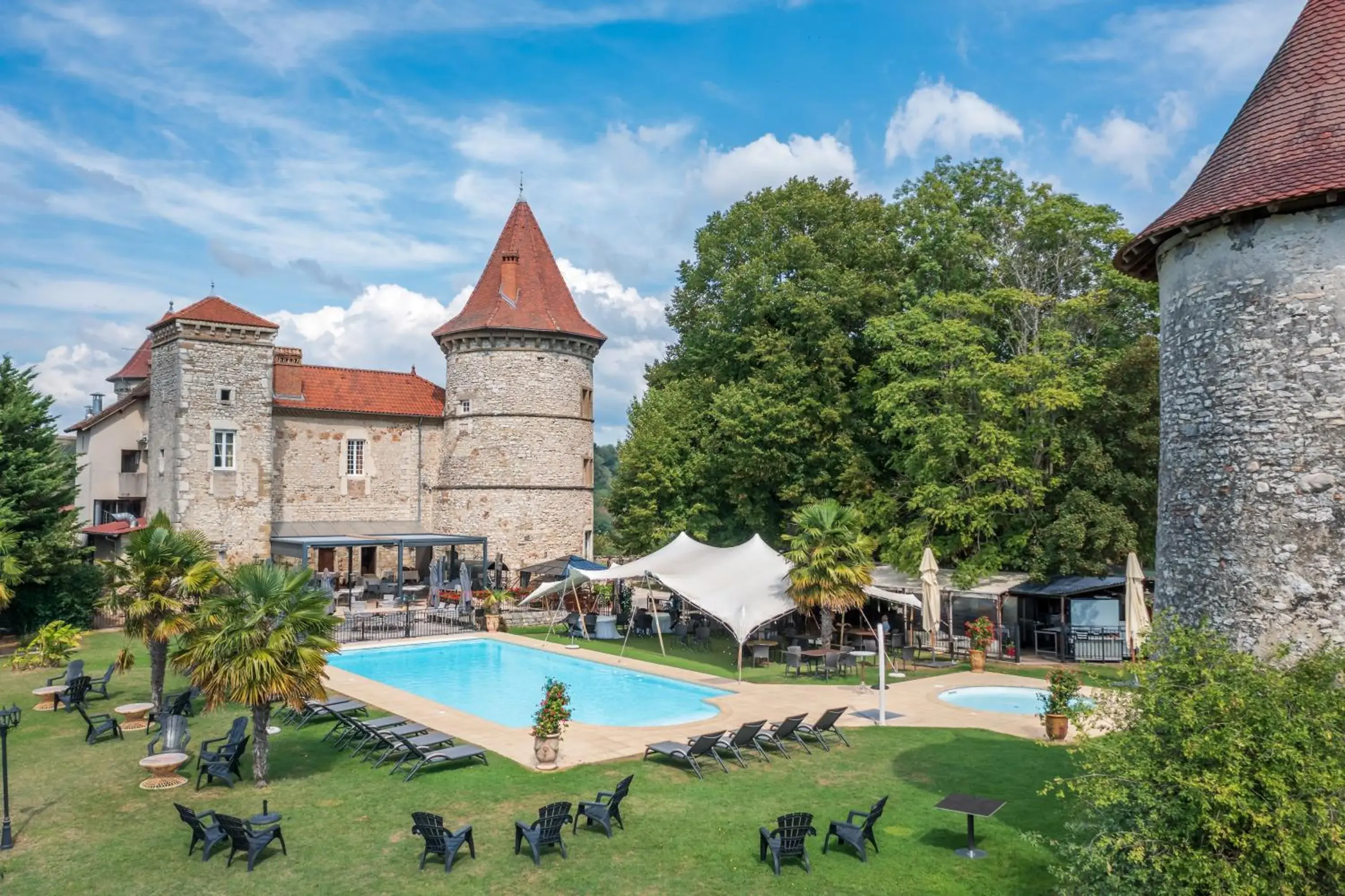 Swimming Pool in Château Chapeau Cornu