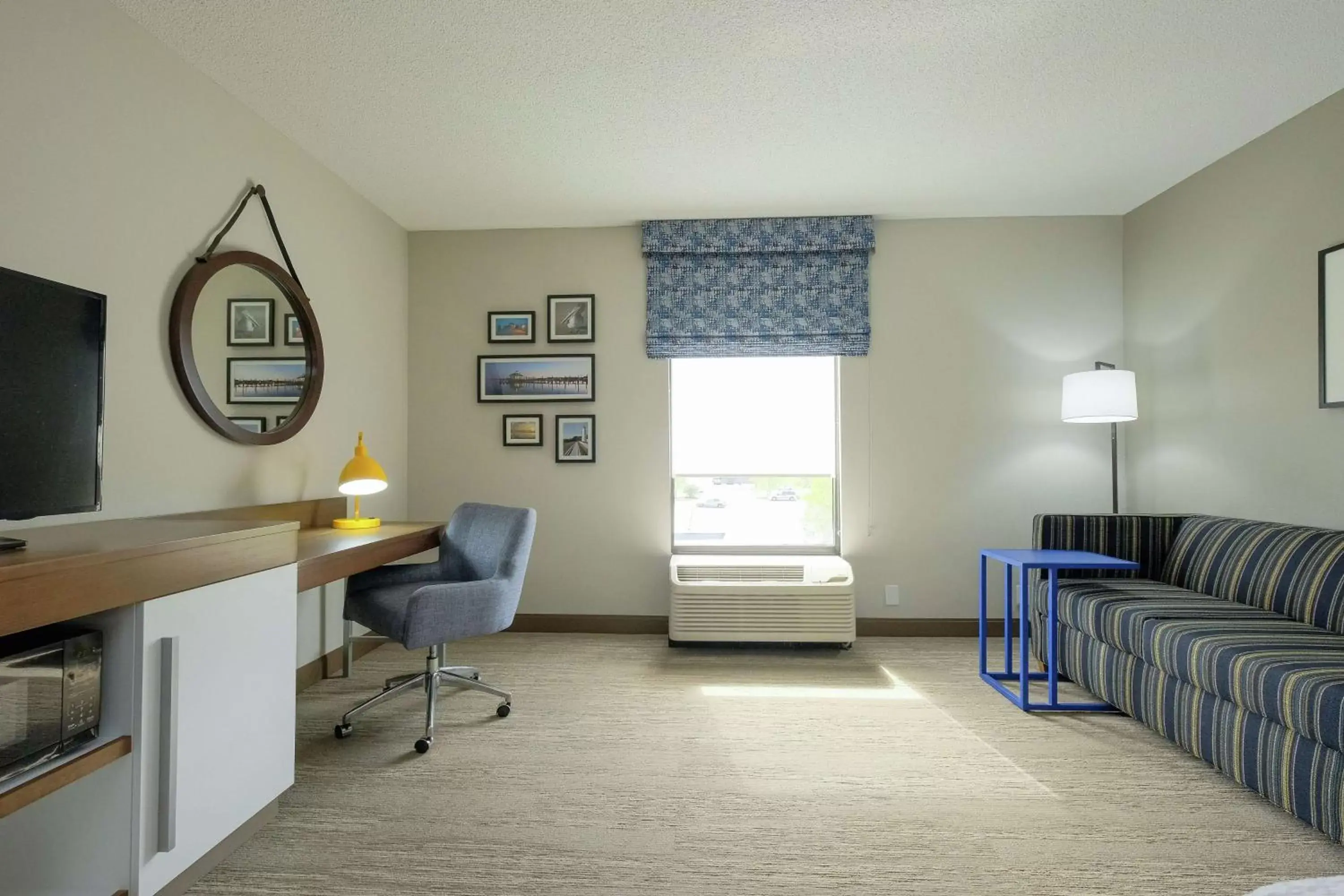 Bedroom, Seating Area in Hampton Inn Edenton