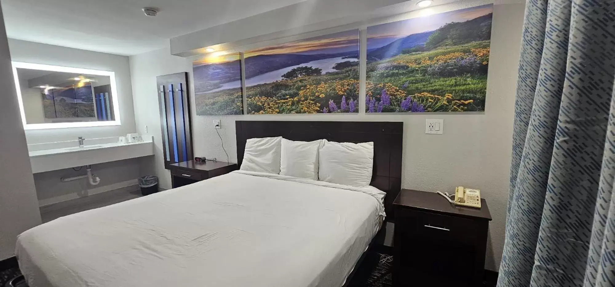 Queen Room - Non-Smoking in Days Inn by Wyndham Indianapolis East Post Road Queen Room - Non-Smoking in Days Inn by Wyndham Indianapolis East Post Road