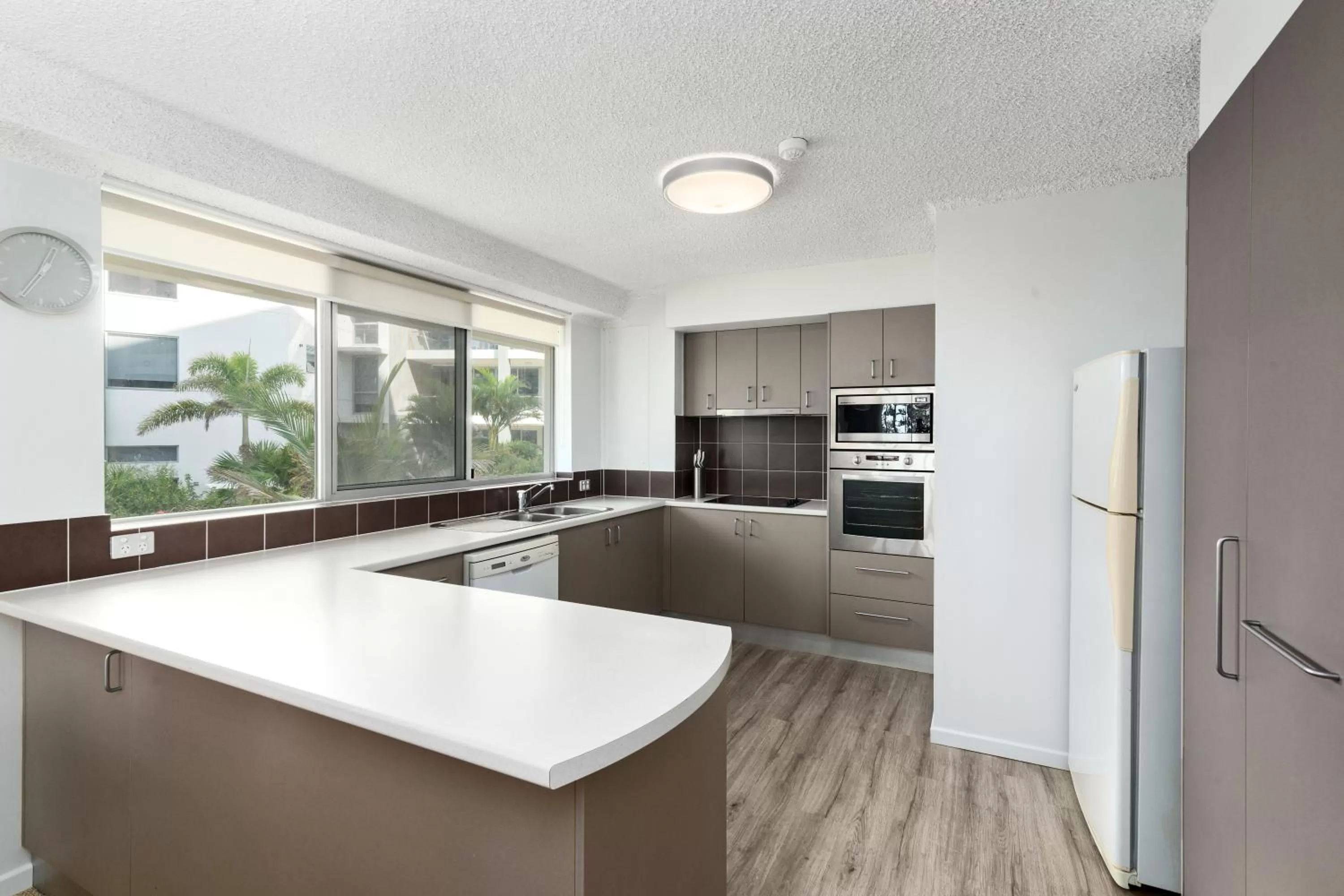 Kitchen or kitchenette in Solnamara Beachfront Apartments