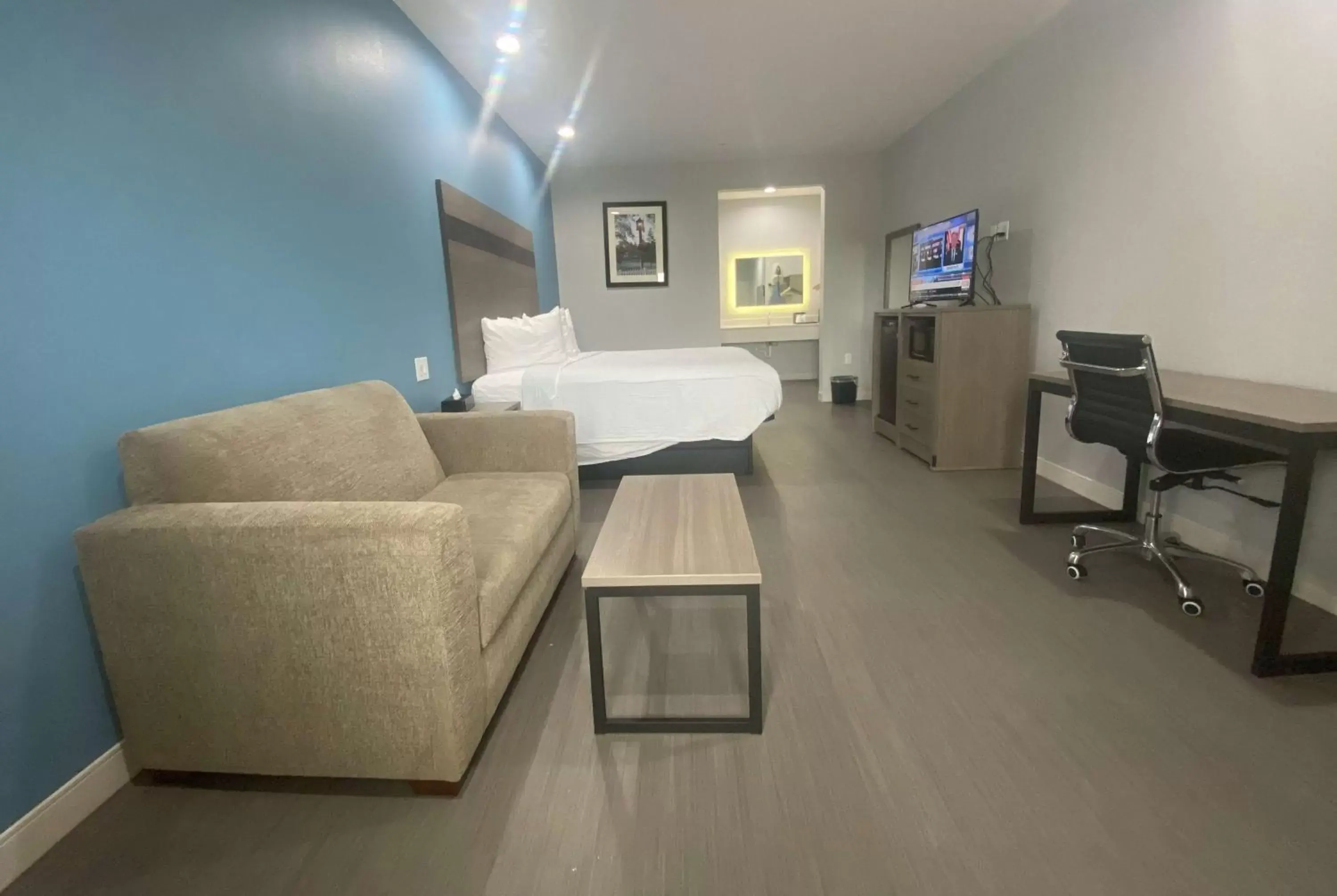 King Room with Mobility Access and Bathtub with Grab Bars, Non-Smoking in Baymont by Wyndham Freeport Texas King Room with Mobility Access and Bathtub with Grab Bars, Non-Smoking in Baymont by Wyndham Freeport Texas