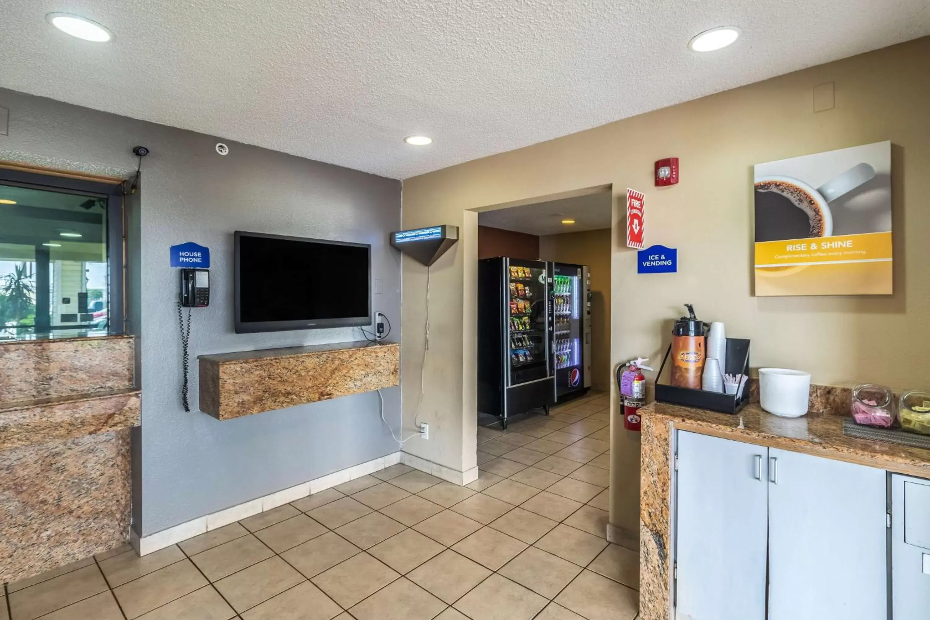 Communal lounge/ TV room, TV/Entertainment Center in Motel 6-Corpus Christi, TX