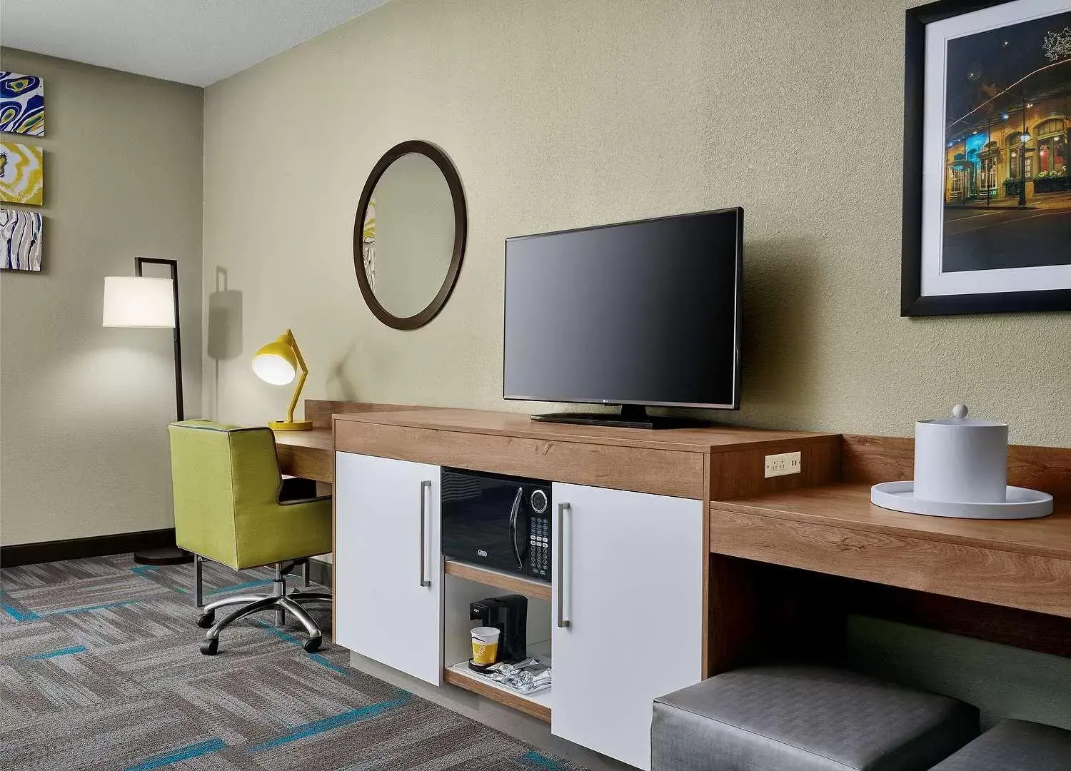 Bedroom, TV/Entertainment Center in Hampton Inn Covington/Mandeville