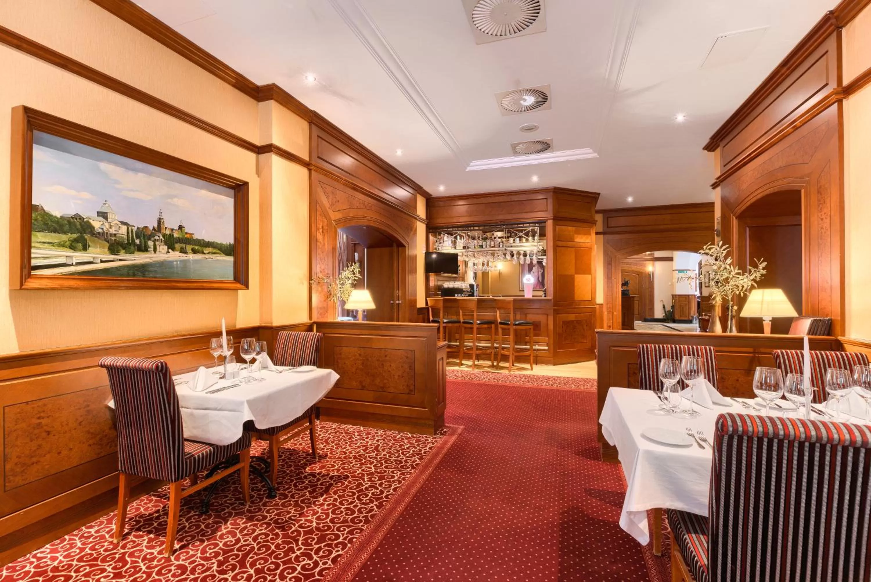 Restaurant/places to eat in Park Hotel