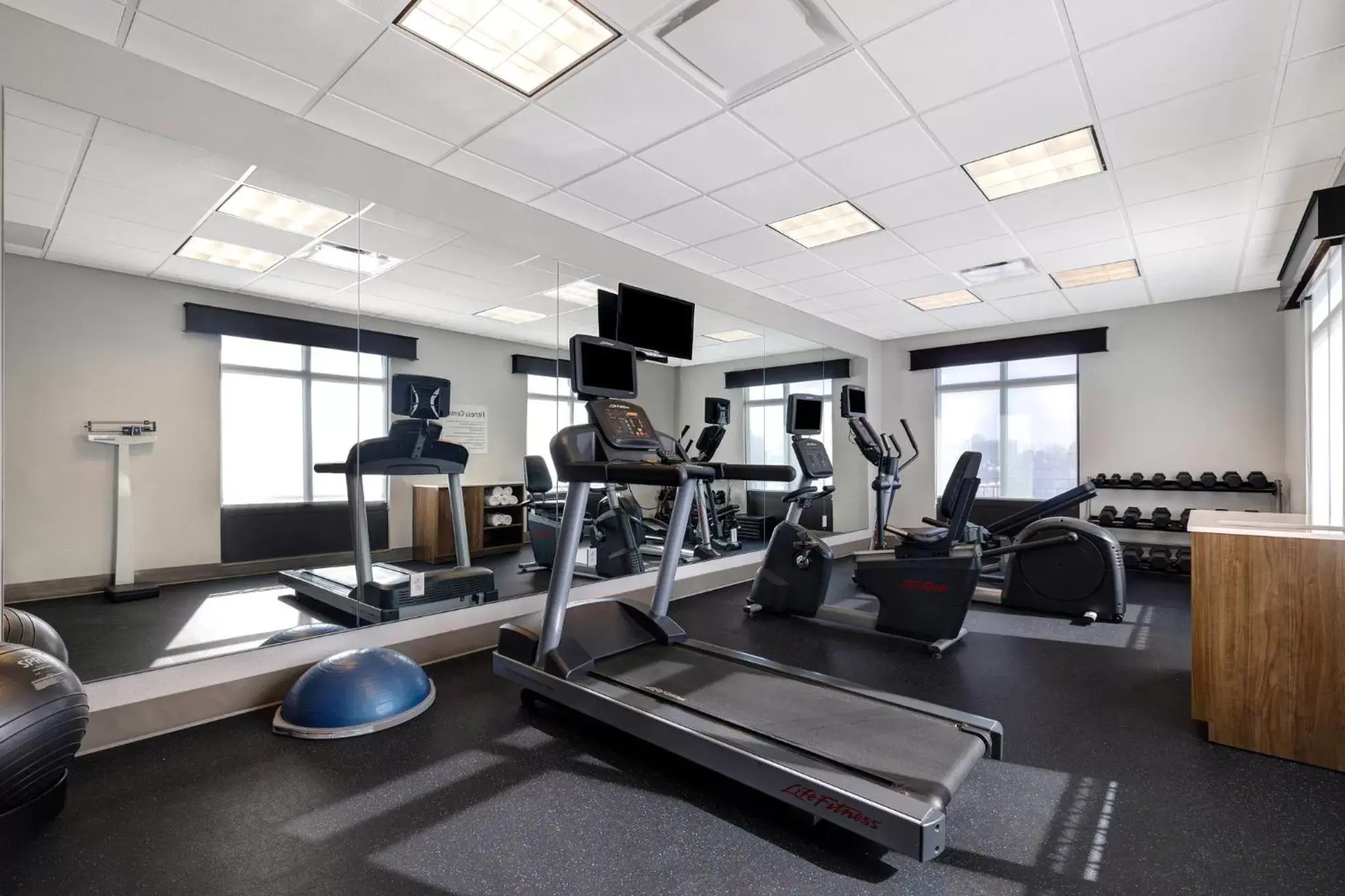 Spa and wellness centre/facilities, Fitness Center/Facilities in Holiday Inn Express & Suites - Kansas City KU Medical Center, an IHG Hotel