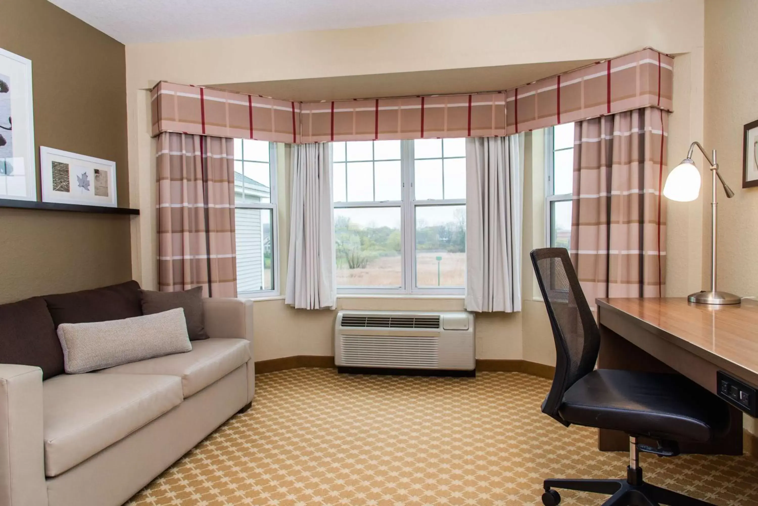 Photo of the whole room, Seating Area in Country Inn & Suites by Radisson, Milwaukee West (Brookfield), WI