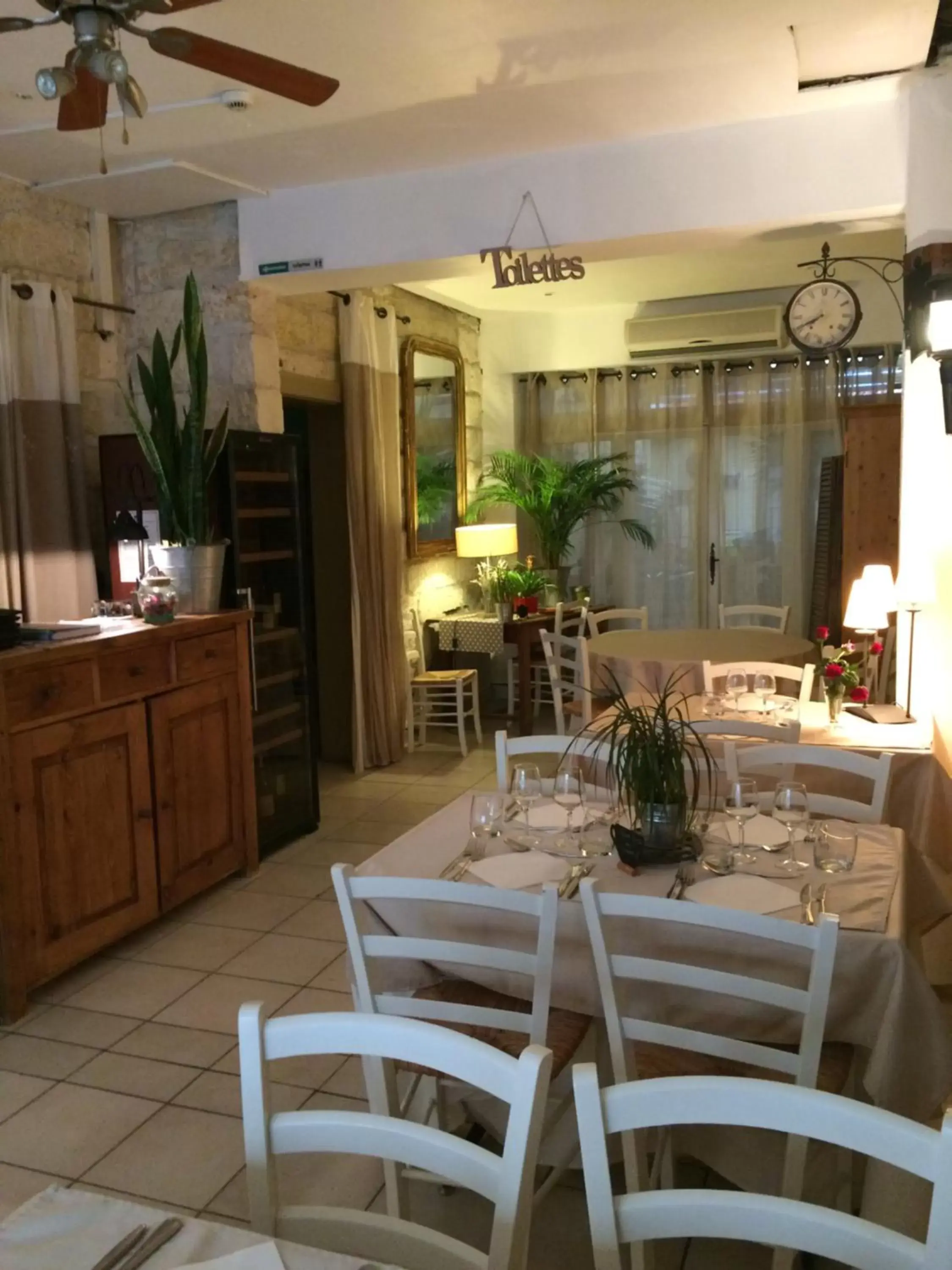 Lobby or reception in Hôtel Restaurant Le Provençal
