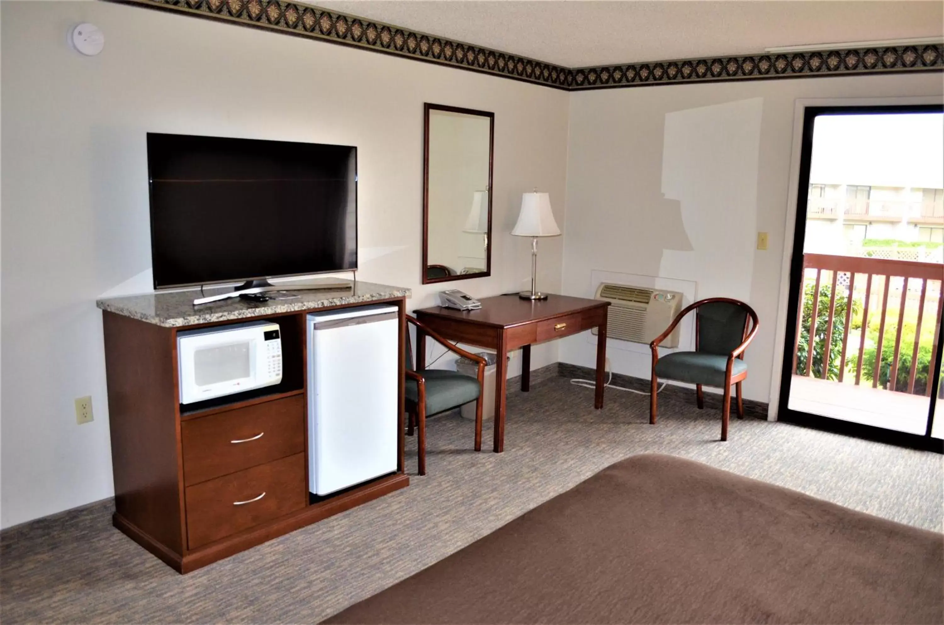 Living room, TV/Entertainment Center in Shilo Inns Suites The Dalles Living room, TV/Entertainment Center in Shilo Inns Suites The Dalles