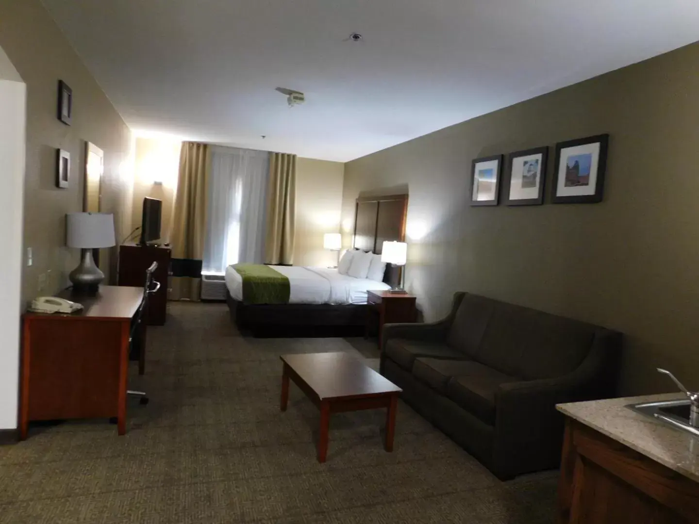 Seating Area in Comfort Inn & Suites Sacramento – University Area