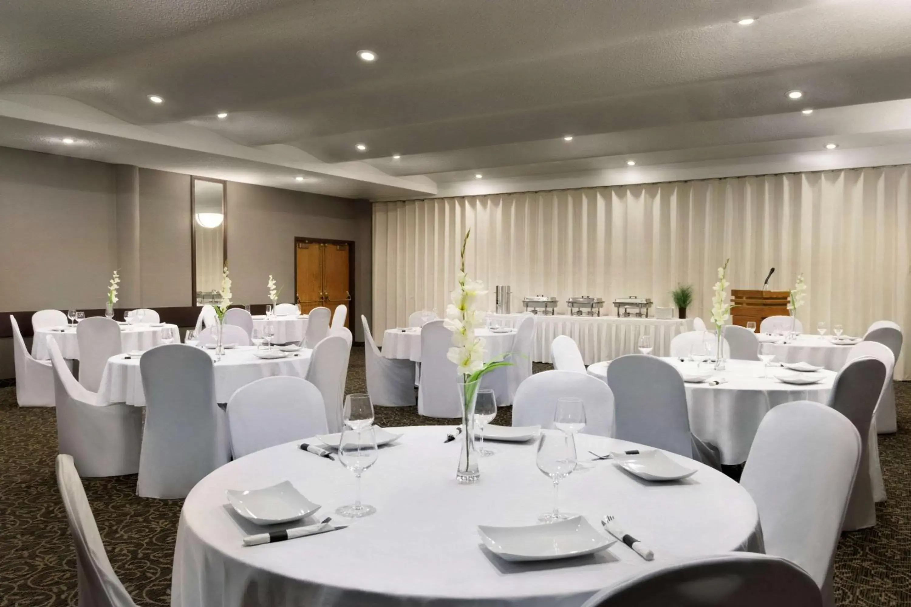 Banquet/Function facilities, Restaurant/Places to Eat in Travelodge by Wyndham Lethbridge