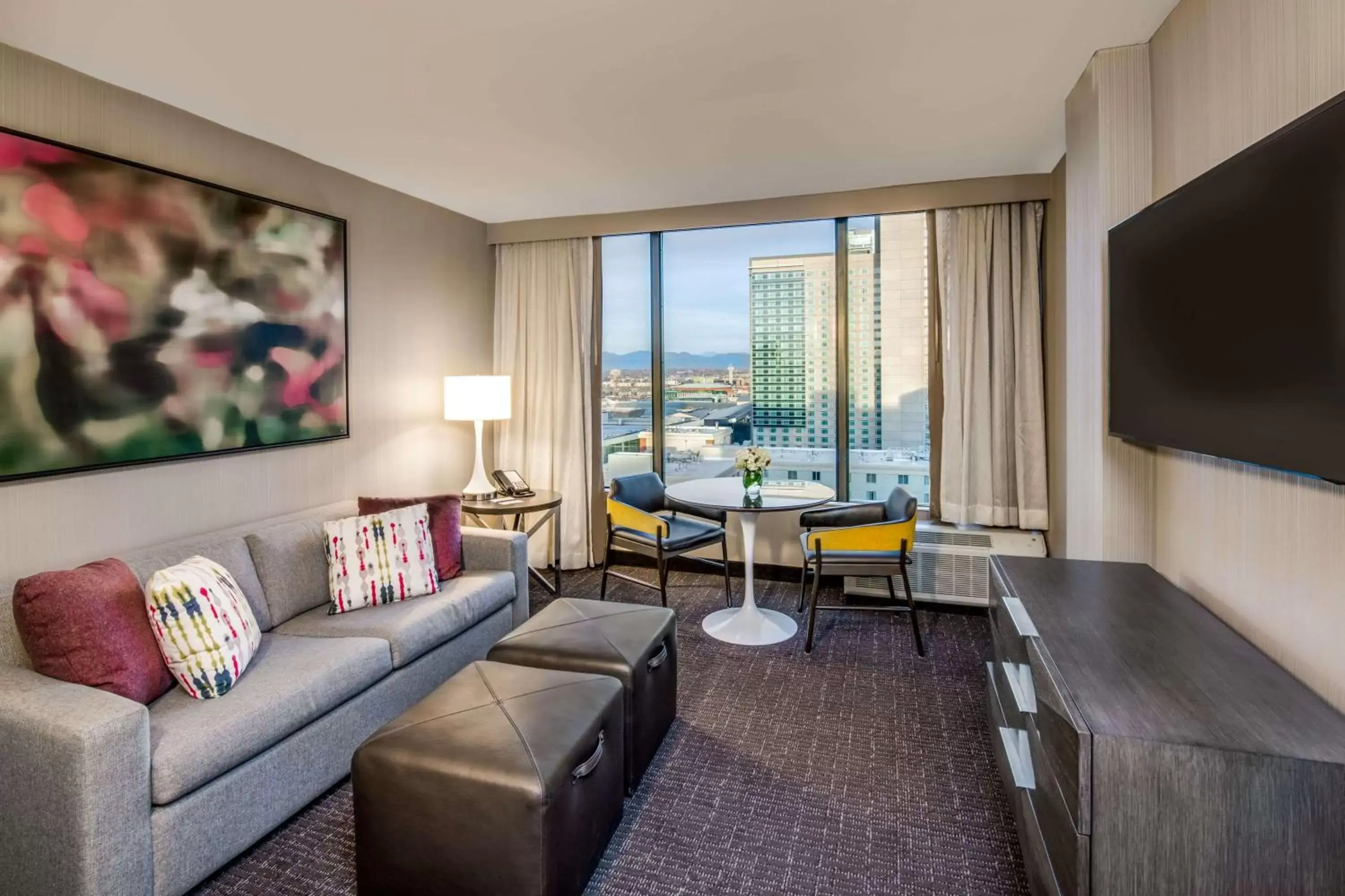 Living room, Seating Area in Sonesta Denver Downtown