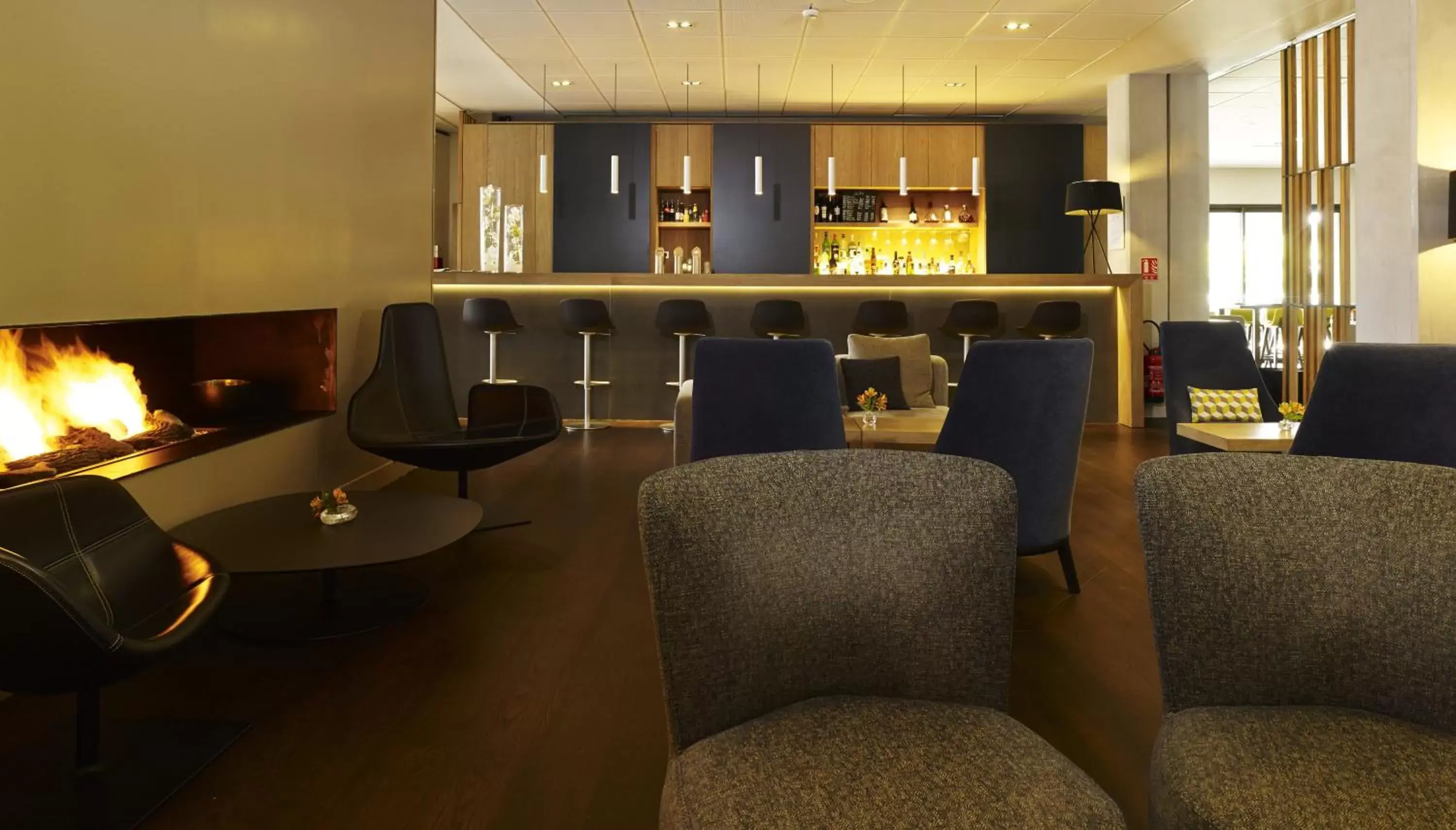 Lounge or bar, Lounge/Bar in Holiday Inn Express Toulouse Airport, an IHG Hotel