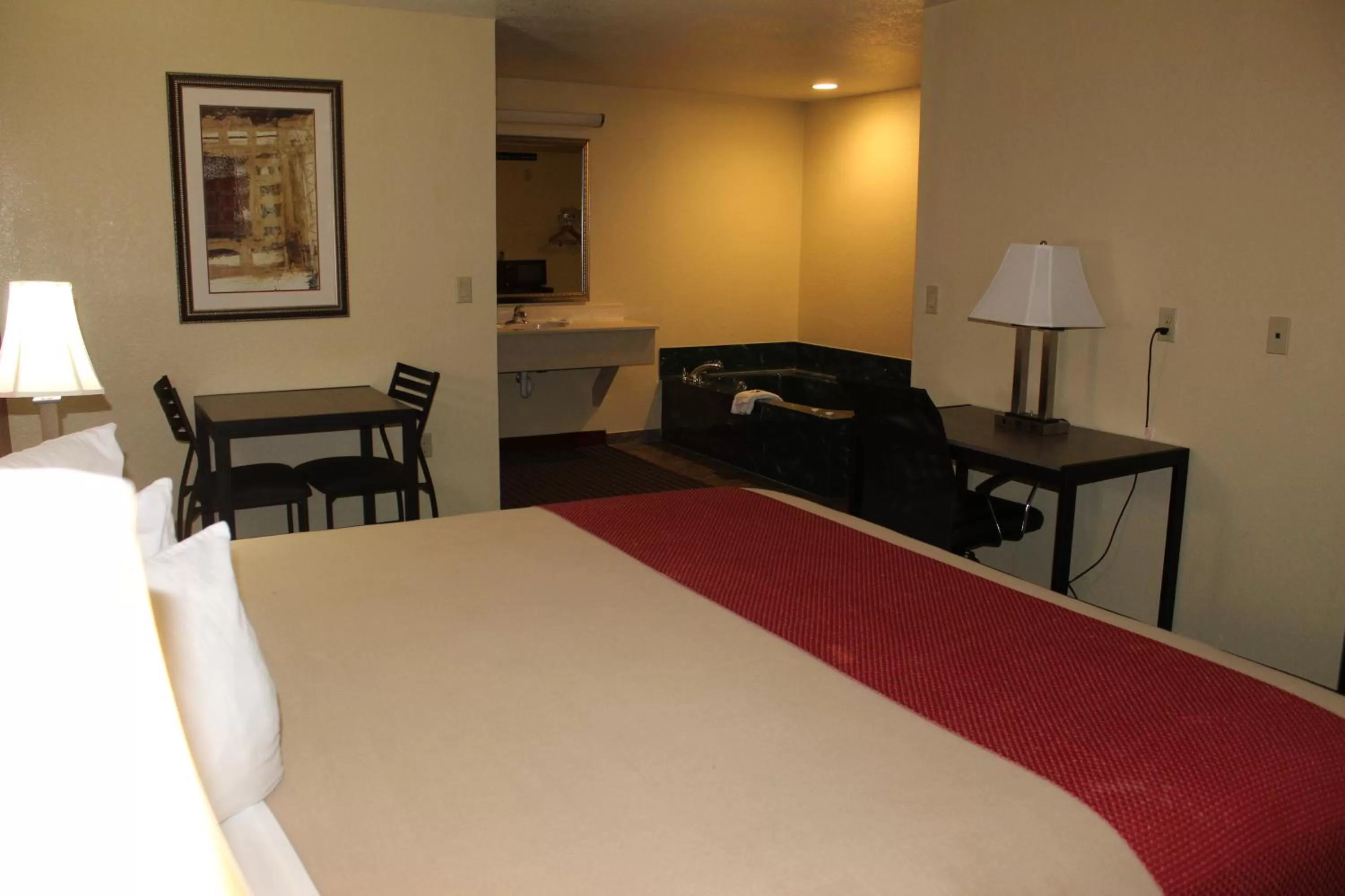 Bedroom, Bed in Scottish Inns Fort Worth