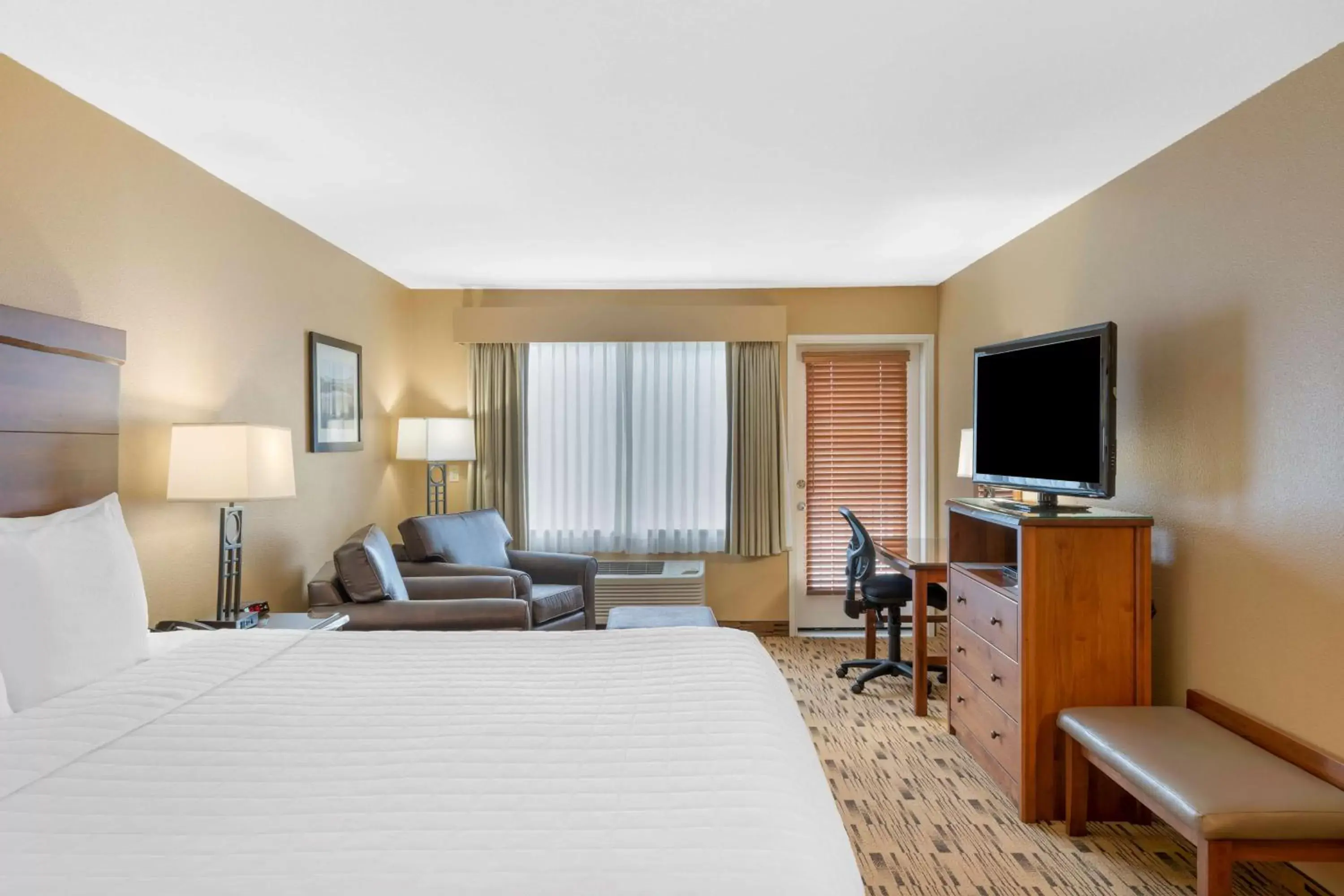 Bedroom, TV/Entertainment Center in Best Western Plus Columbia River Inn