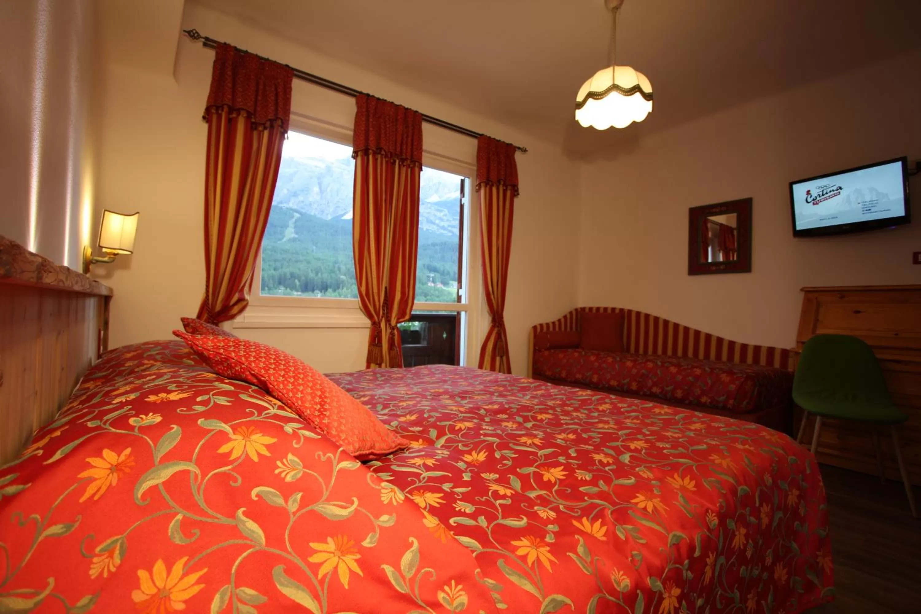 Mountain view, Bed in Hotel Trieste