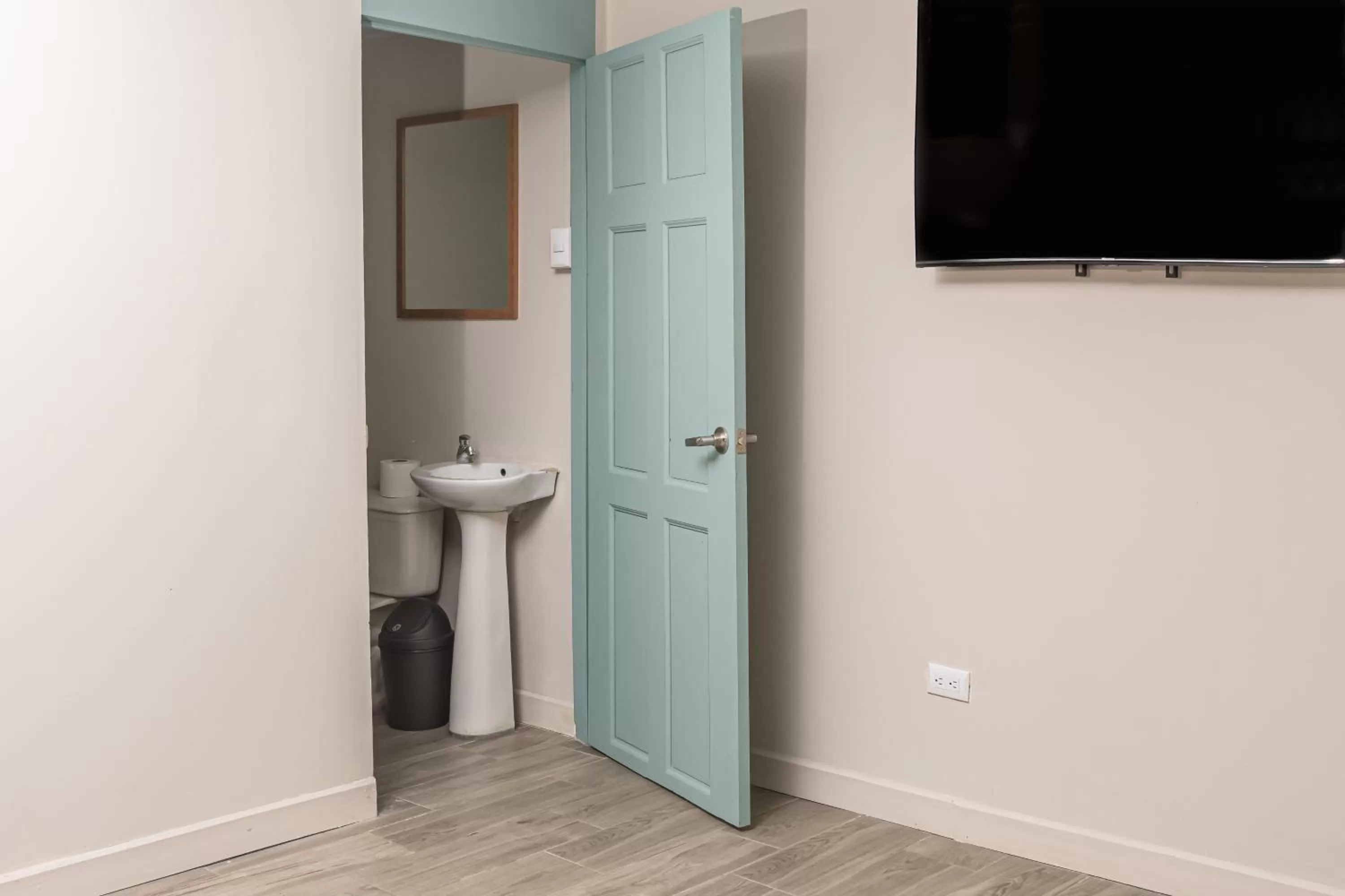 Toilet, TV/Entertainment Center in Otoya Downtown