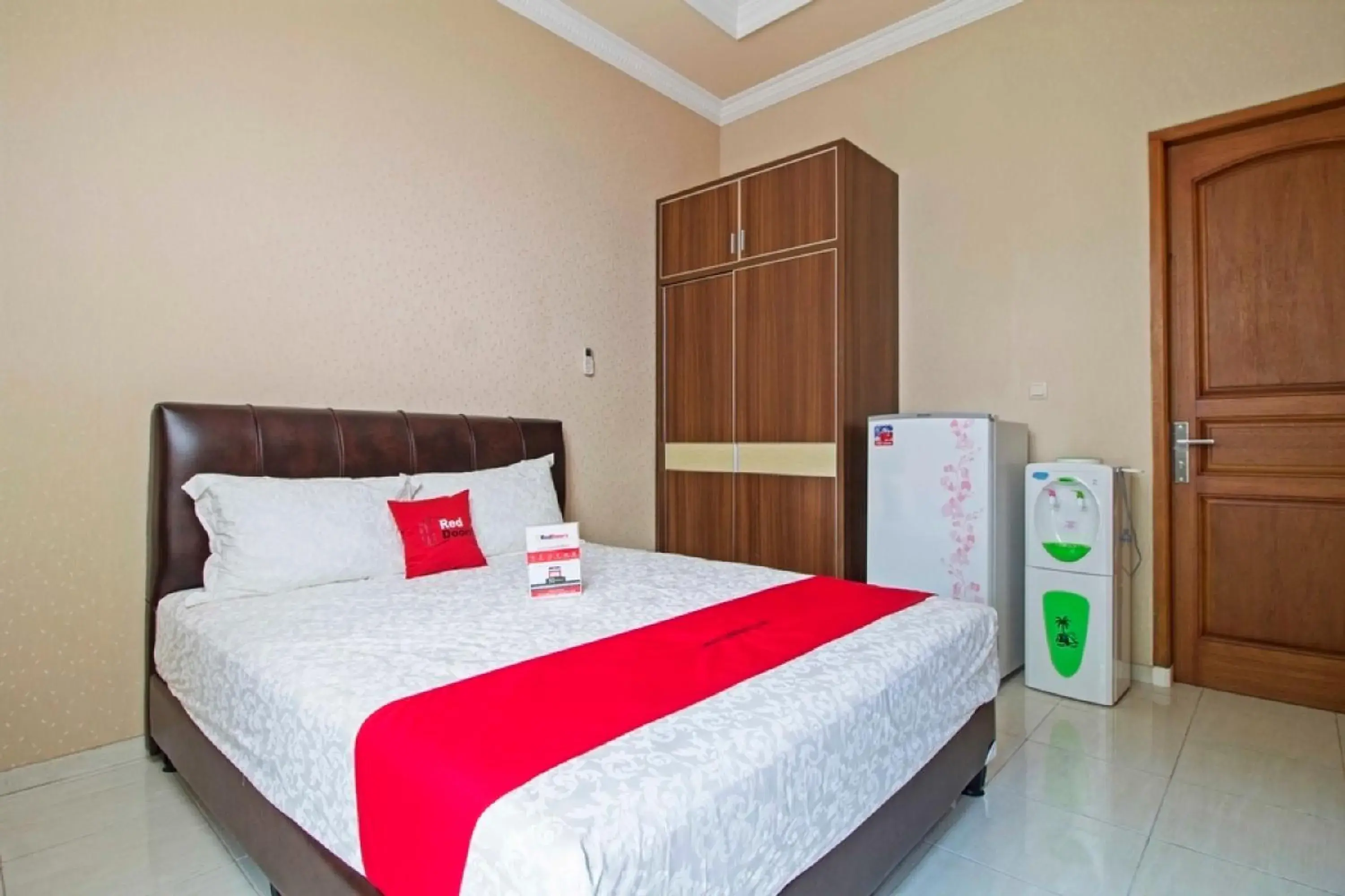 Bedroom, Bed in RedDoorz Syariah near Mercu Buana University