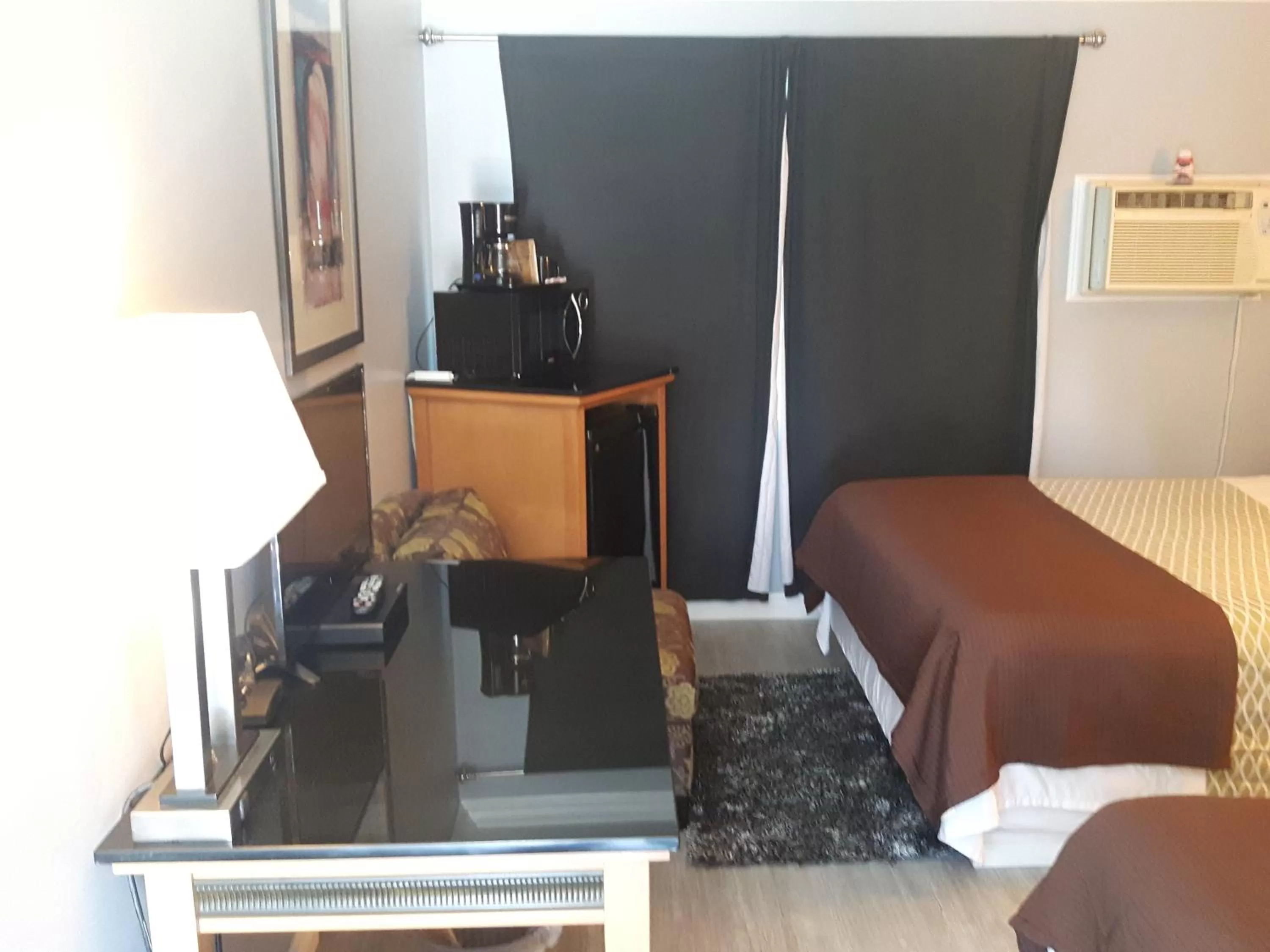 Living room, Bed in Fuller Lake Chemainus Motel