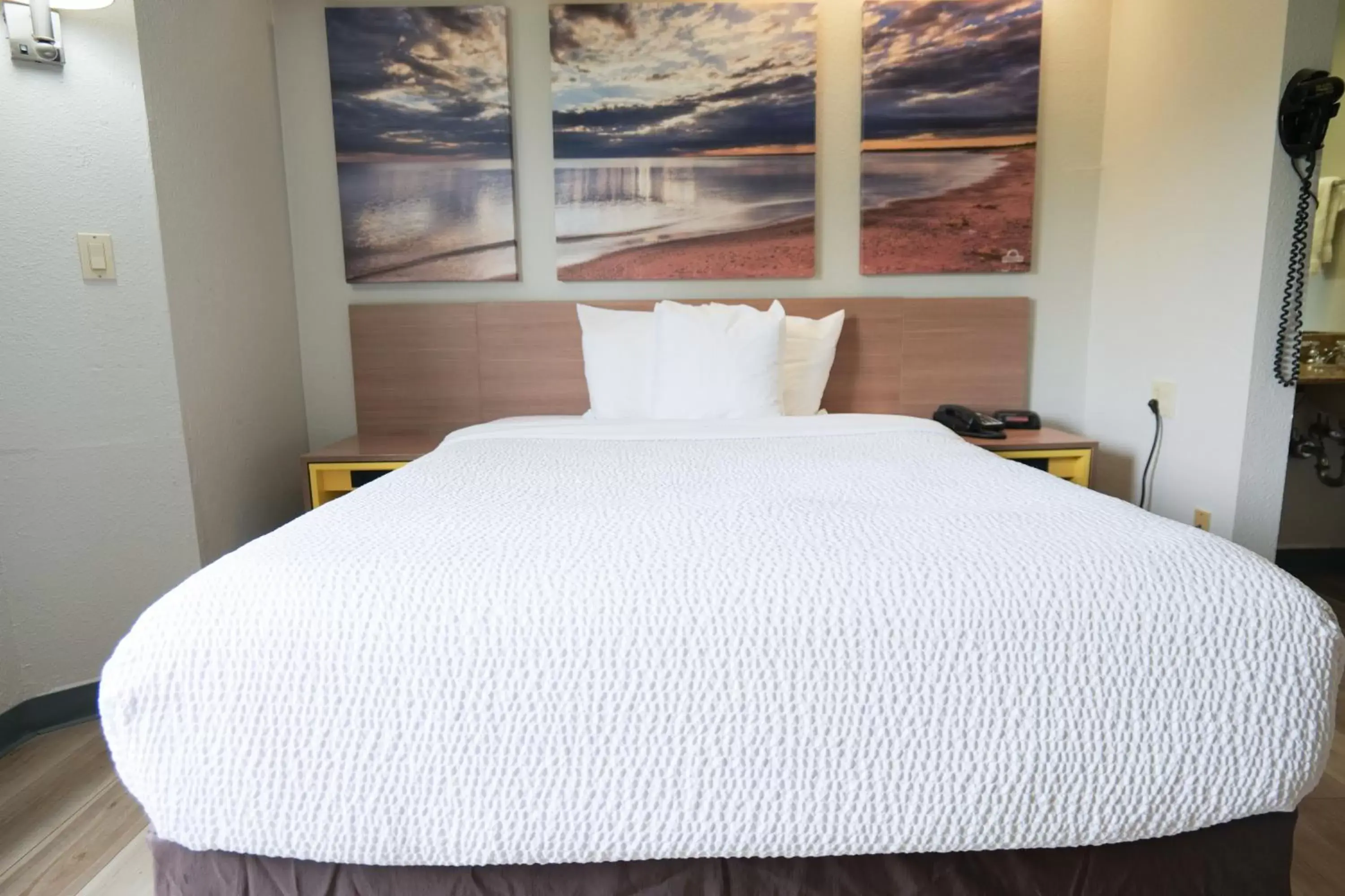 Bed in Days Inn by Wyndham Flint/Bishop International Airport