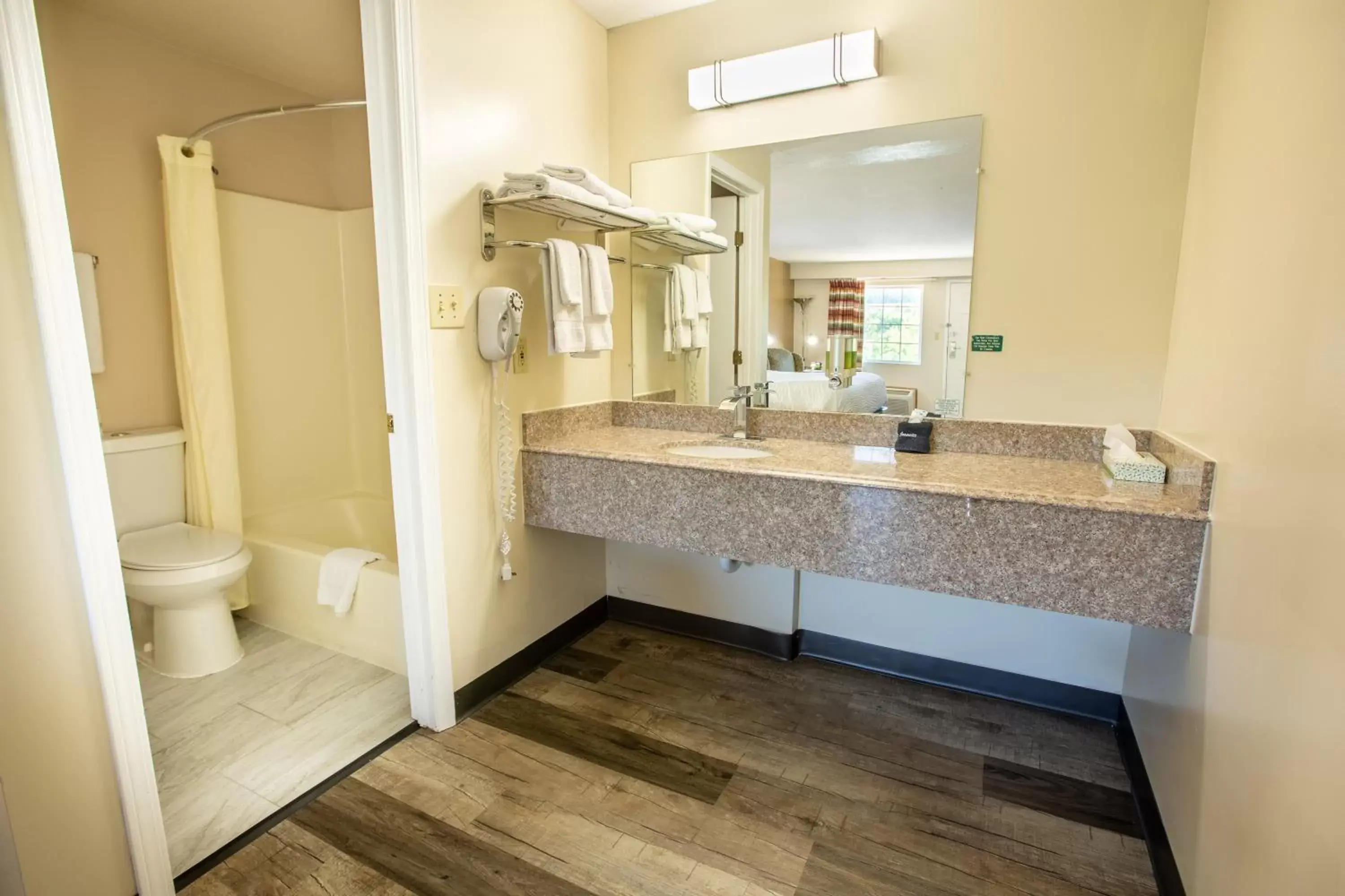 Shower, Bathroom in Rosebud Inn