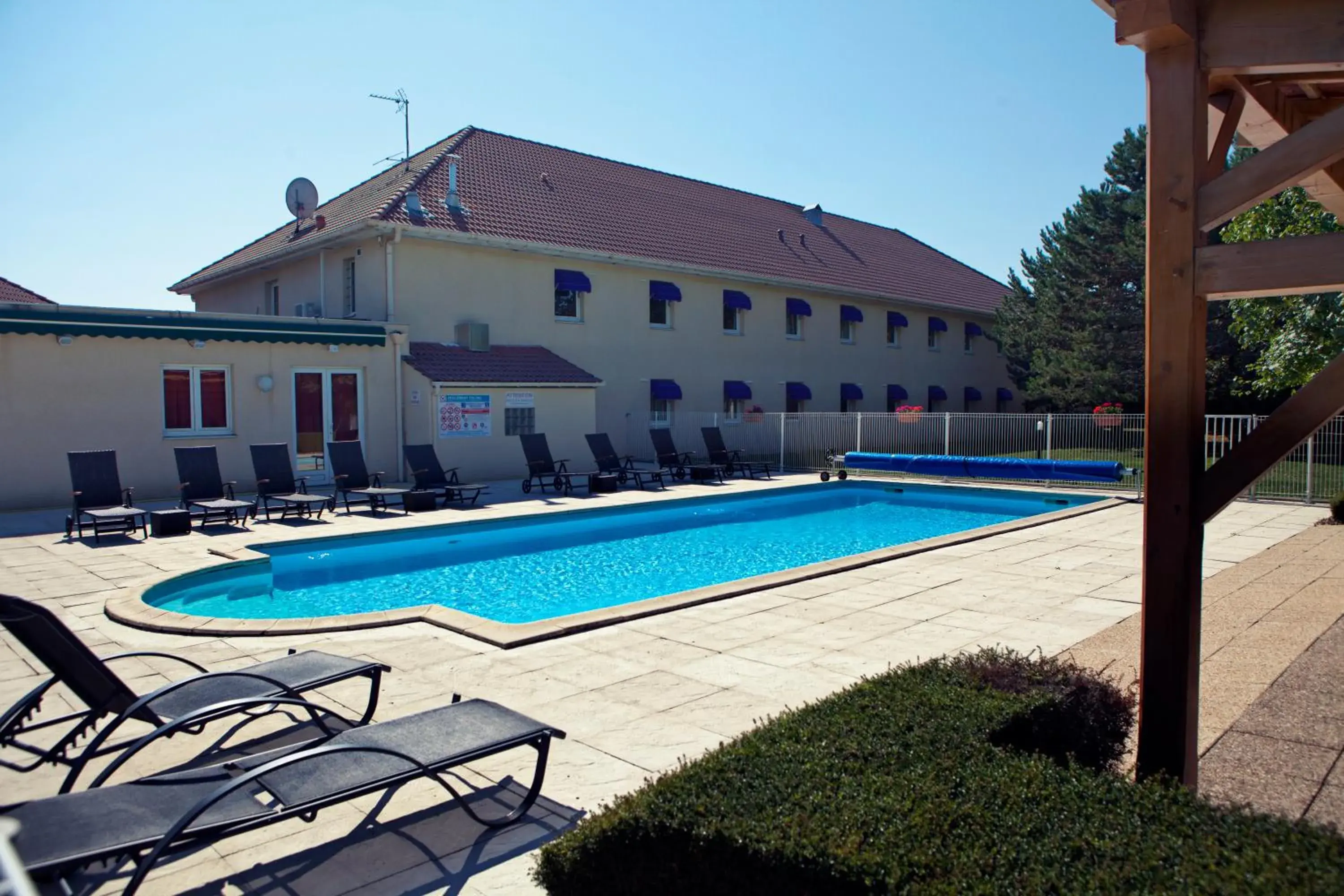 Swimming pool, Property Building in Logis Carline Hôtel Restaurant