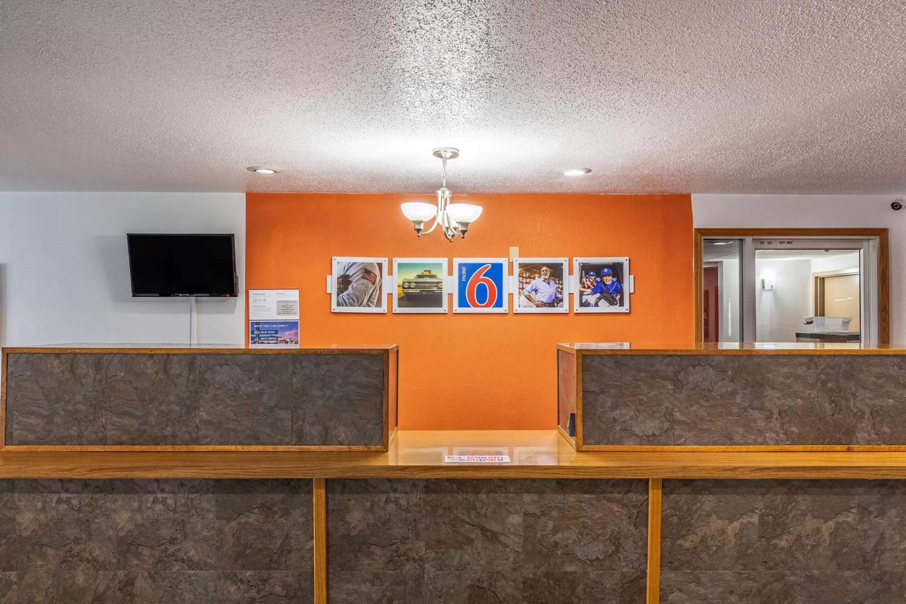 Communal lounge/ TV room, Lobby/Reception in Motel 6-Fond Du Lac, WI