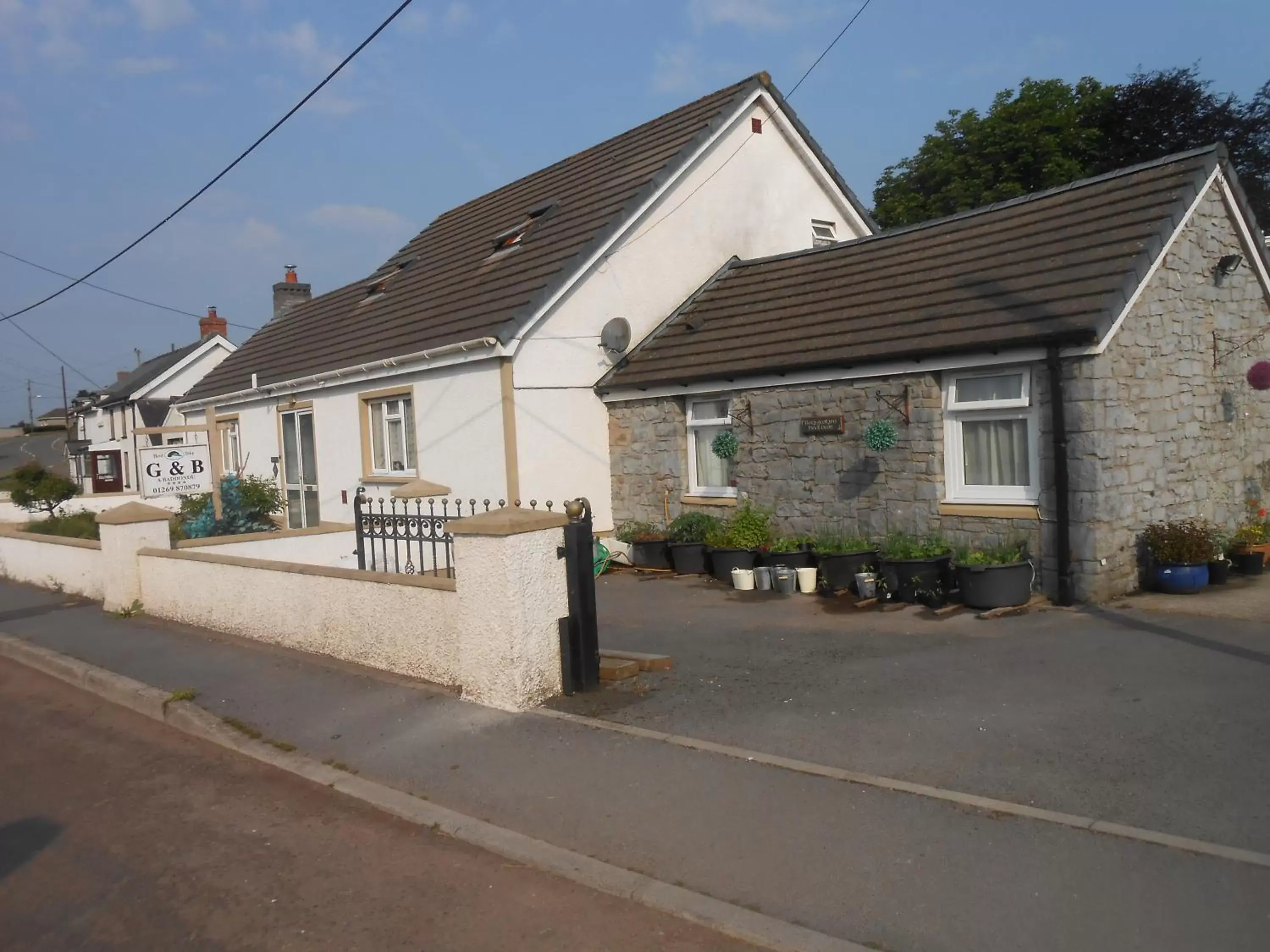 Property Building in Lletygwilym, Heol dwr