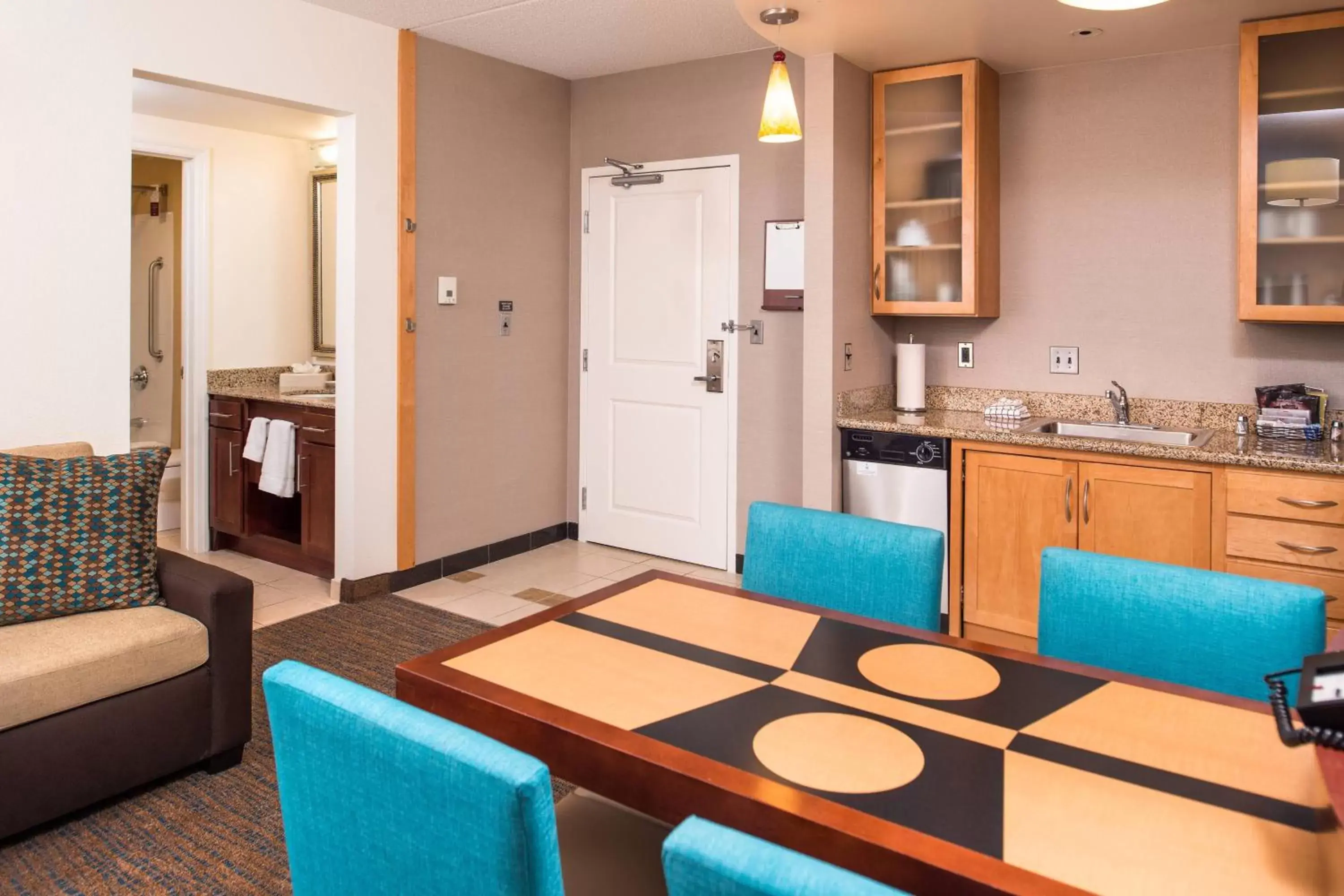 Bedroom, Kitchen/Kitchenette in Residence Inn Pittsburgh North Shore